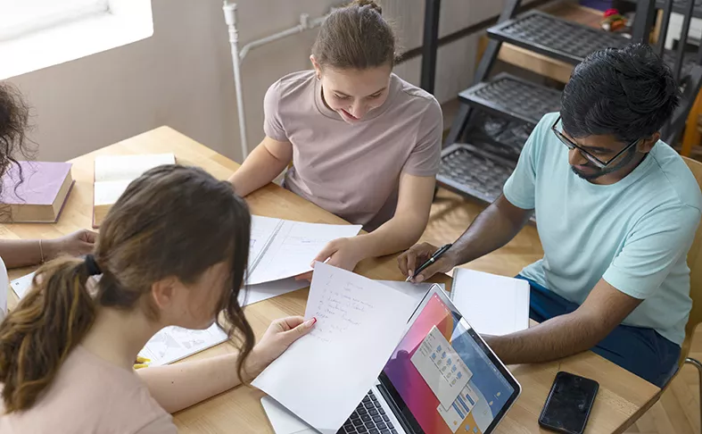 Los días 14, 15 y 16 de abril, los jóvenes de 12 a 17 años podrán realizar natación, escalada y cocina gracias a la Red de Ocio.