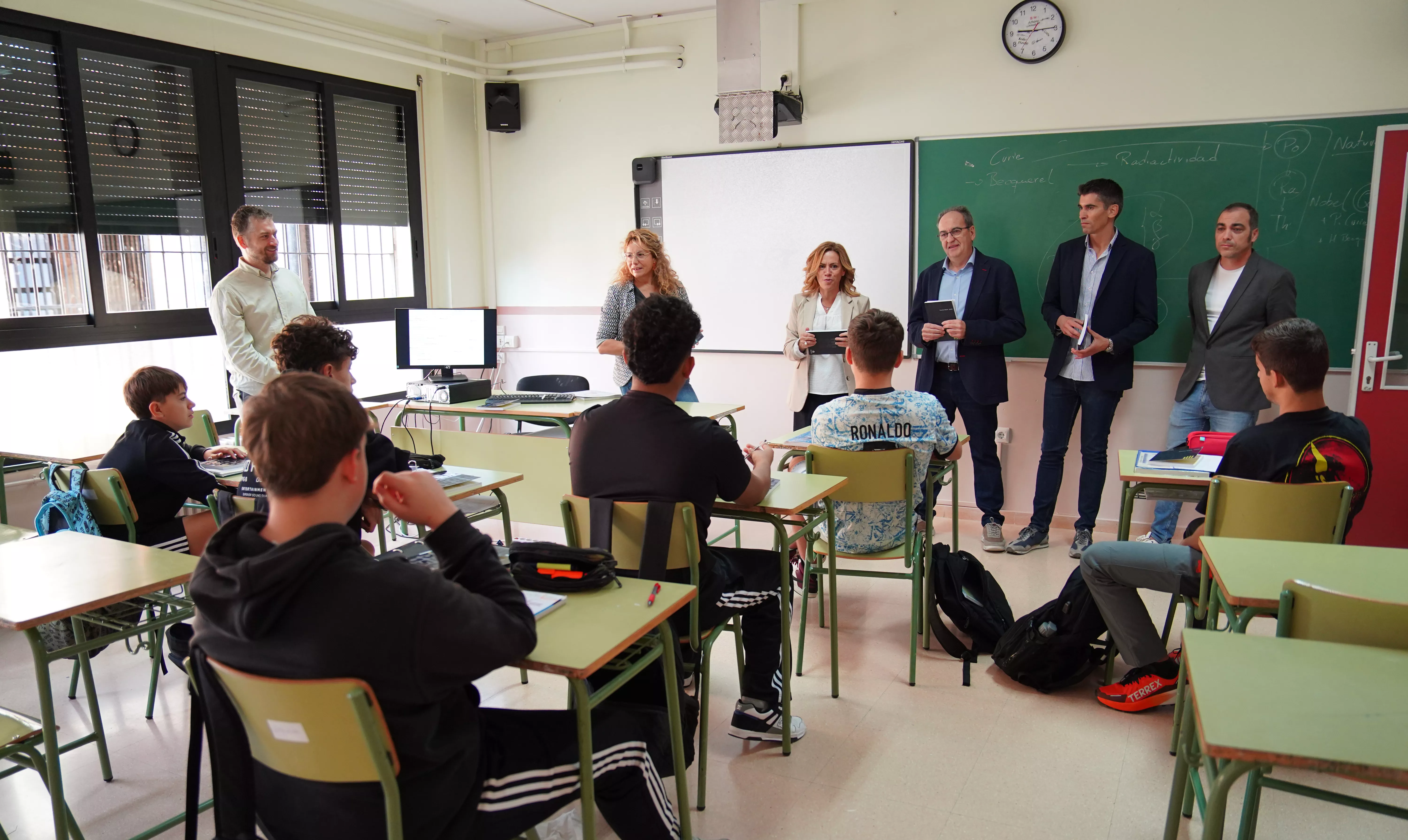 Entrega de las agendas escolares en el IES Montes Negros de Grañén.