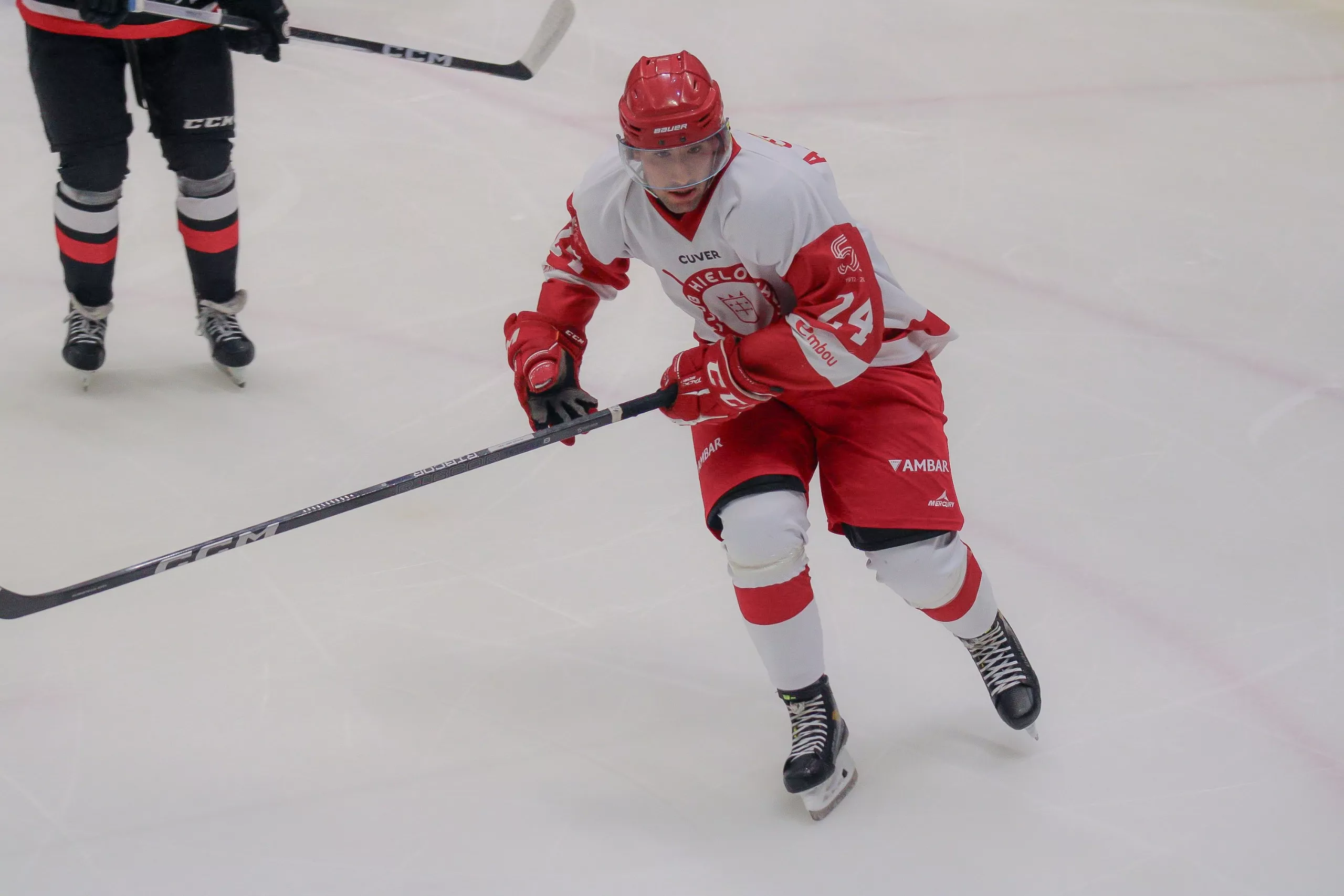 Álvaro Serrano, jugador del equipo senior, con la equipación oficial de esta temporada. Foto: CH Jaca FOTO CHJ (1)