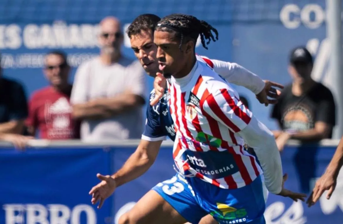 Aldair, jugador del Barbastro, en el partido ante el Utebo.