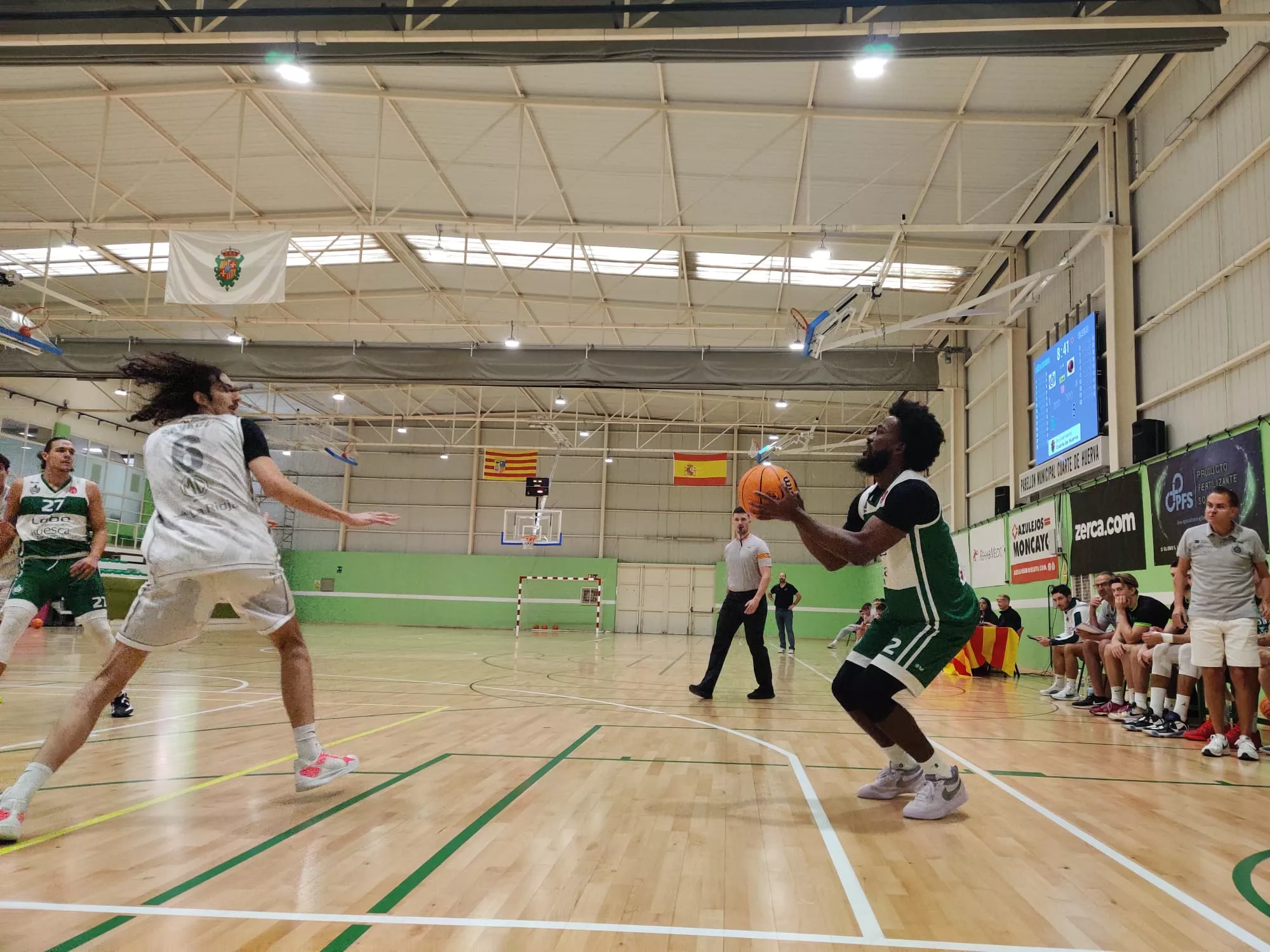 Un momento del partido entre Lobe Huesca y Clavijo Logroño. Lobe Huesca se marcha con buenas sensaciones de la pretemporada (94-75). Foto: Luisle Santolaria
