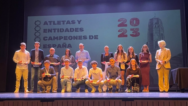 Grupo de atletas y entidades premiadas como campeones de España en 2023 Grupo de atletas y entidades premiadas como campeones de España en 2023
