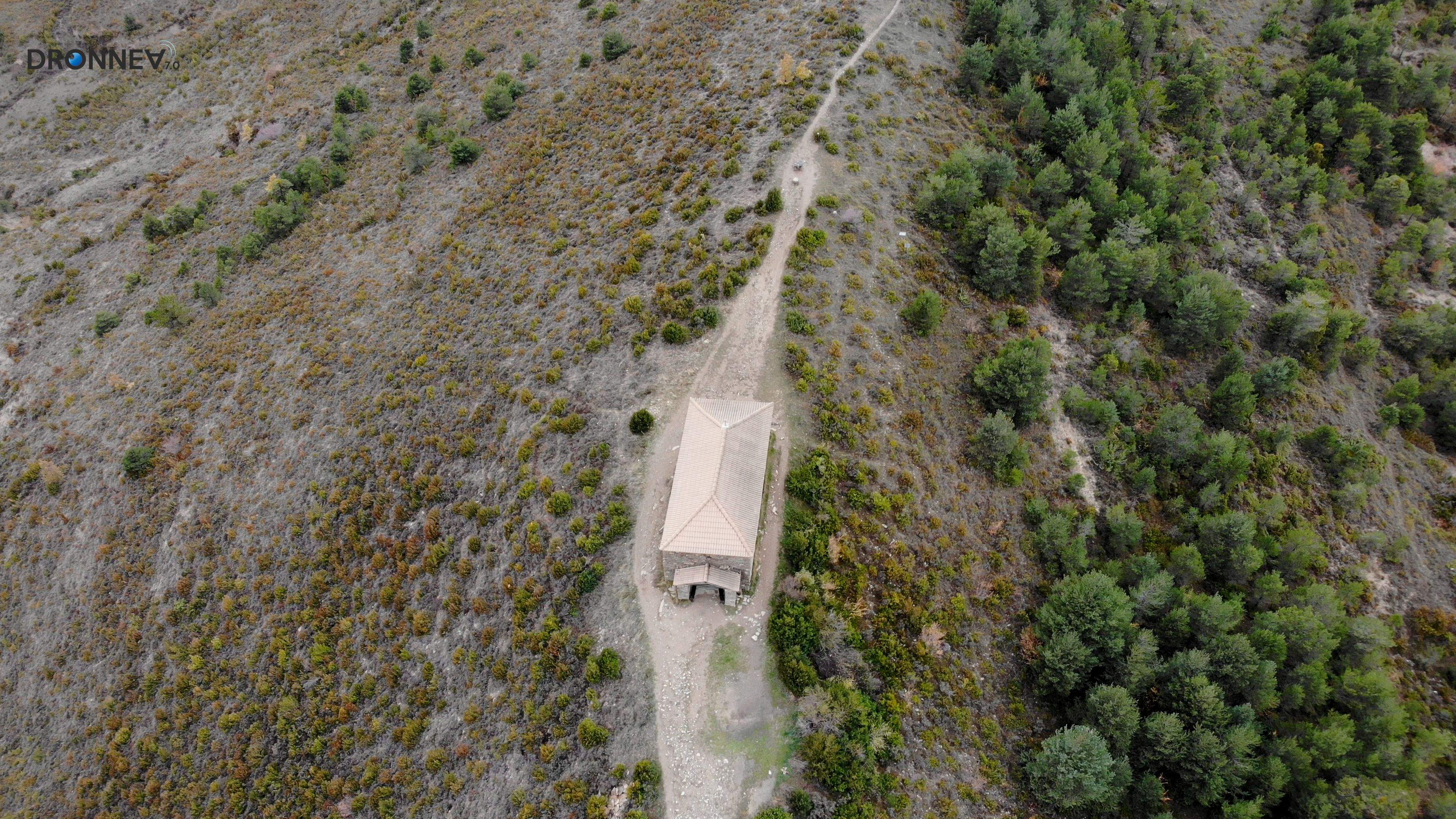 San Benito de Orante, en lo alto de una colina. Templo de peregrinación. Todos buscan unas sensaciones únicas. Desvelar los enigmas. Imposible.
