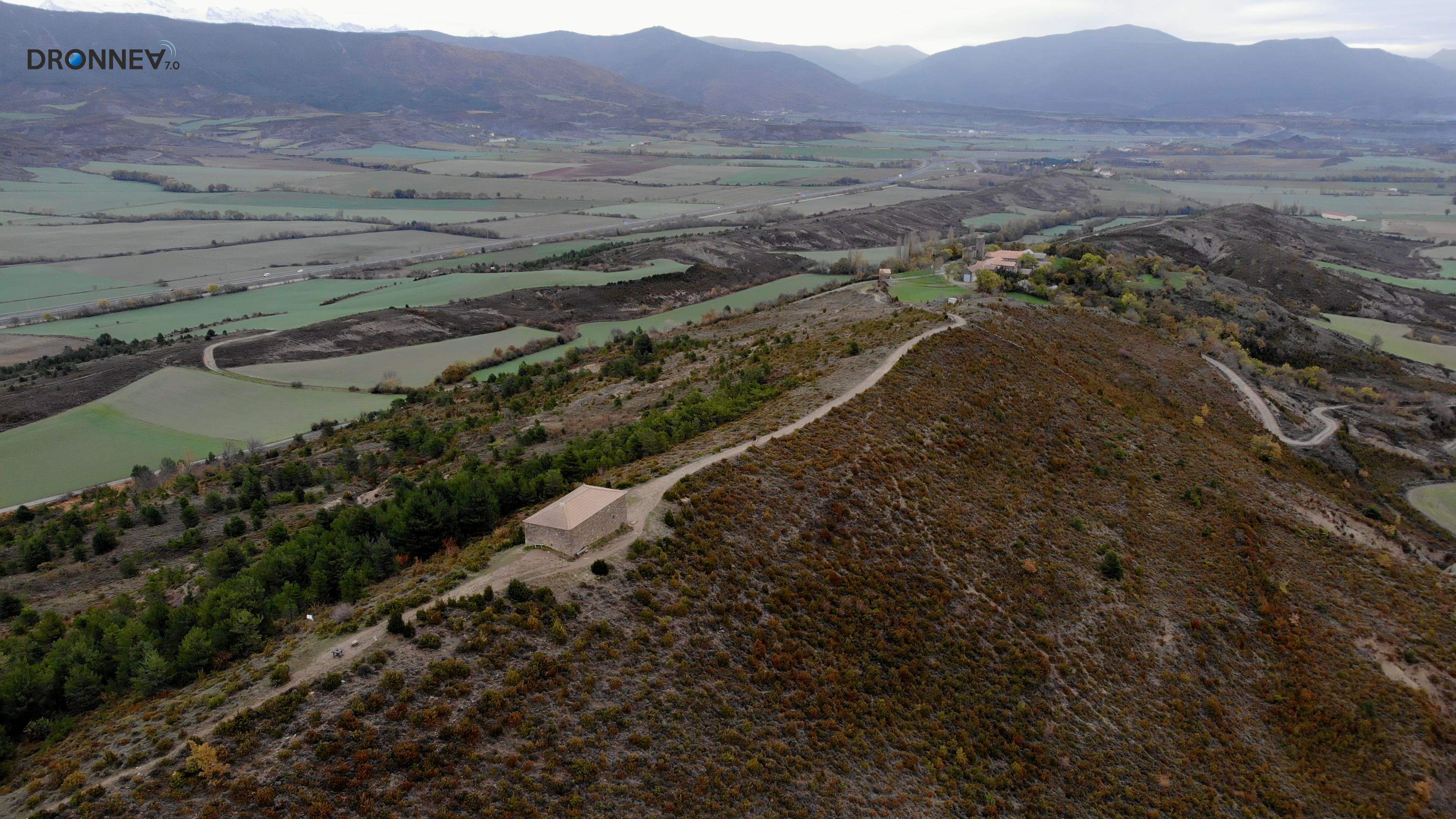 Hace 996 años, el rey Sancho Garcés, aconsejado por el Abad Oliba de Vic, quiso traer a la orden de los benedictinos en su lucha contra el paganismo rampante. Crearon cinco templos, y en el centro el de Orante.