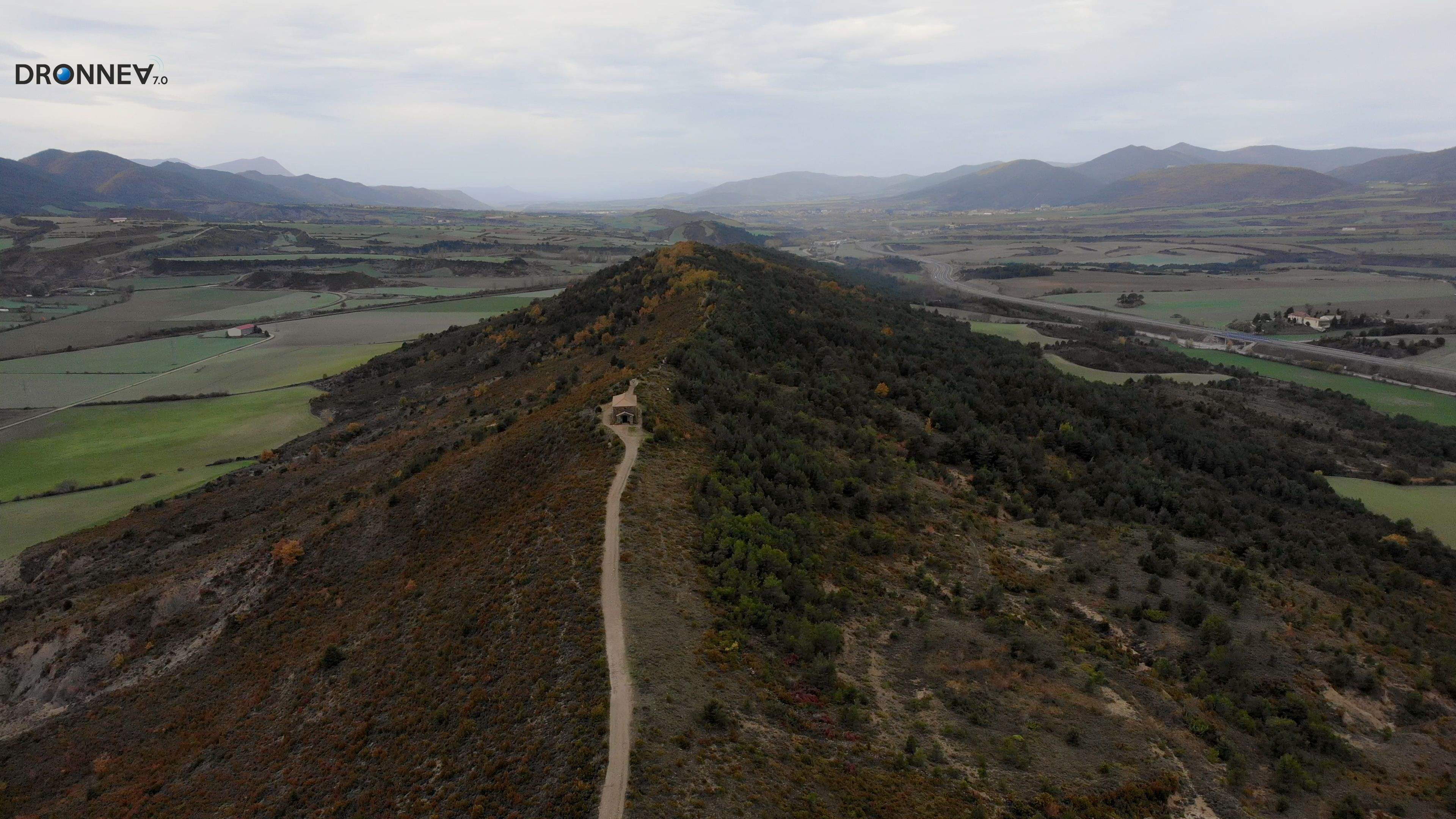Ahí, en medio del mundo, un templo modesto y, sin embargo, núcleo de la atención mundial. Dentro, un universo inquietante de extrañas sensaciones.