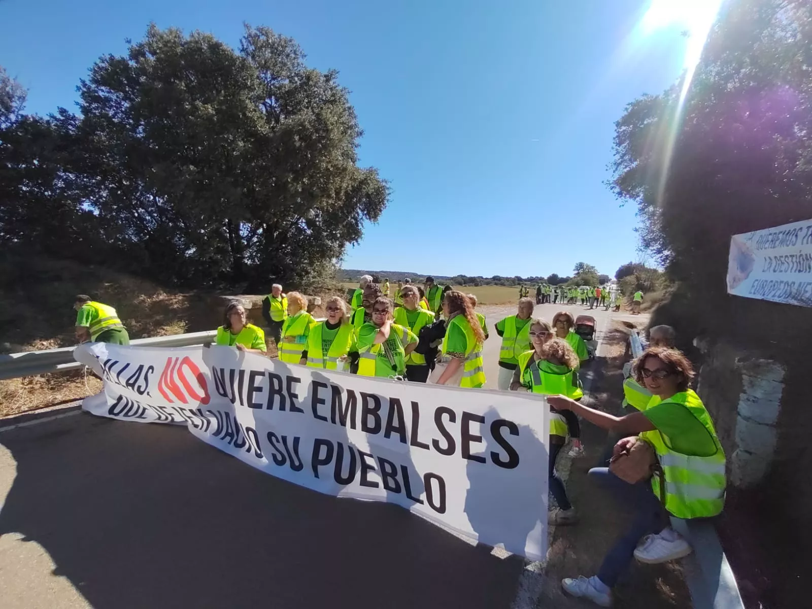 Manifestación en la carretera A-131 contra las obras en el Canal del Flumen