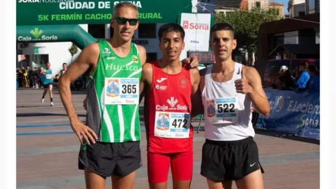 Miguel Puyalto, a la izquierda, tercero en la 5K Fermín Cacho de Soria.