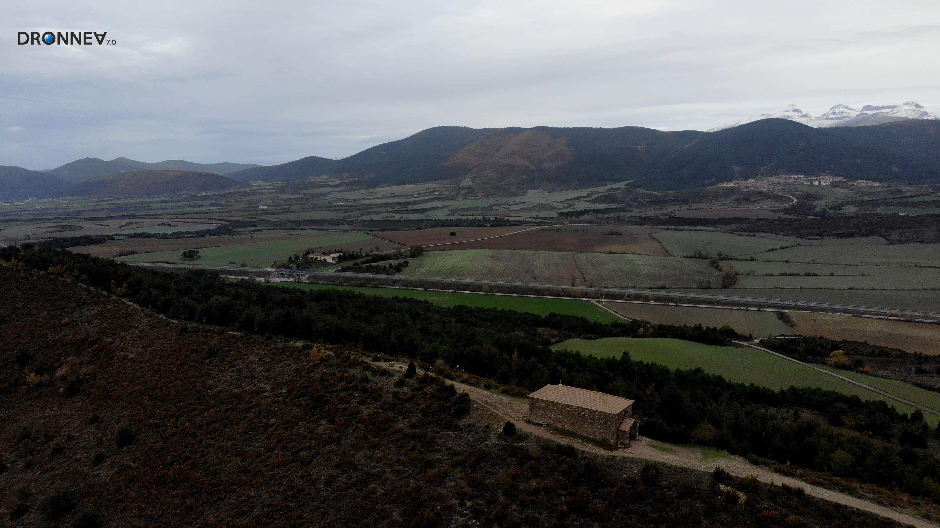 La energía ni se crea ni se destruye, sólo se transforma. Alrededor del vórtice de San Benito de Orante, la ermita con la orientación atípica, el ruido es cero y la nieve no se deposita. Esto sí es realidad virtual.