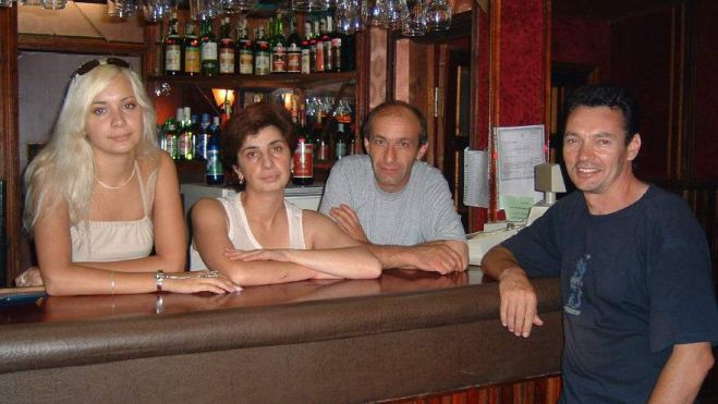 Con Sveta en su bar y sus dueños, un matrimonio armenio. Con Sveta en su bar y sus dueños, un matrimonio armenio.