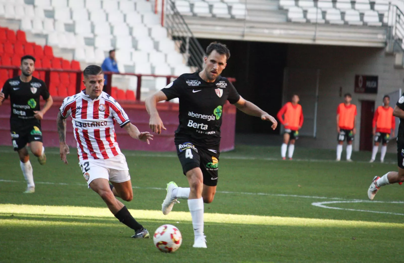 Manu Castillo realiza un pase en el encuentro entre la SD Logroñés y el Barbastro.