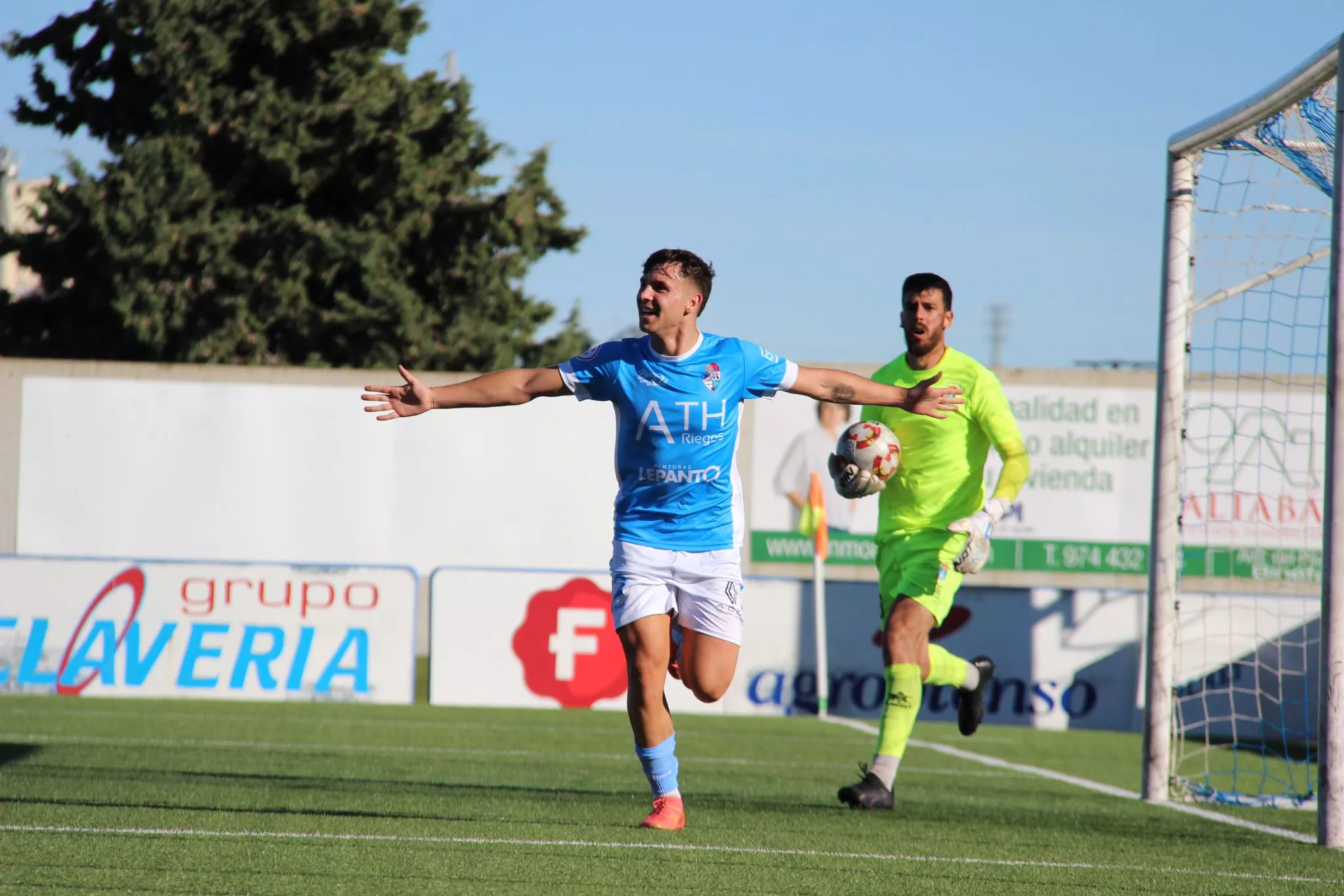 Samitier, jugador del Binéfar, celebra uno de los goles. 