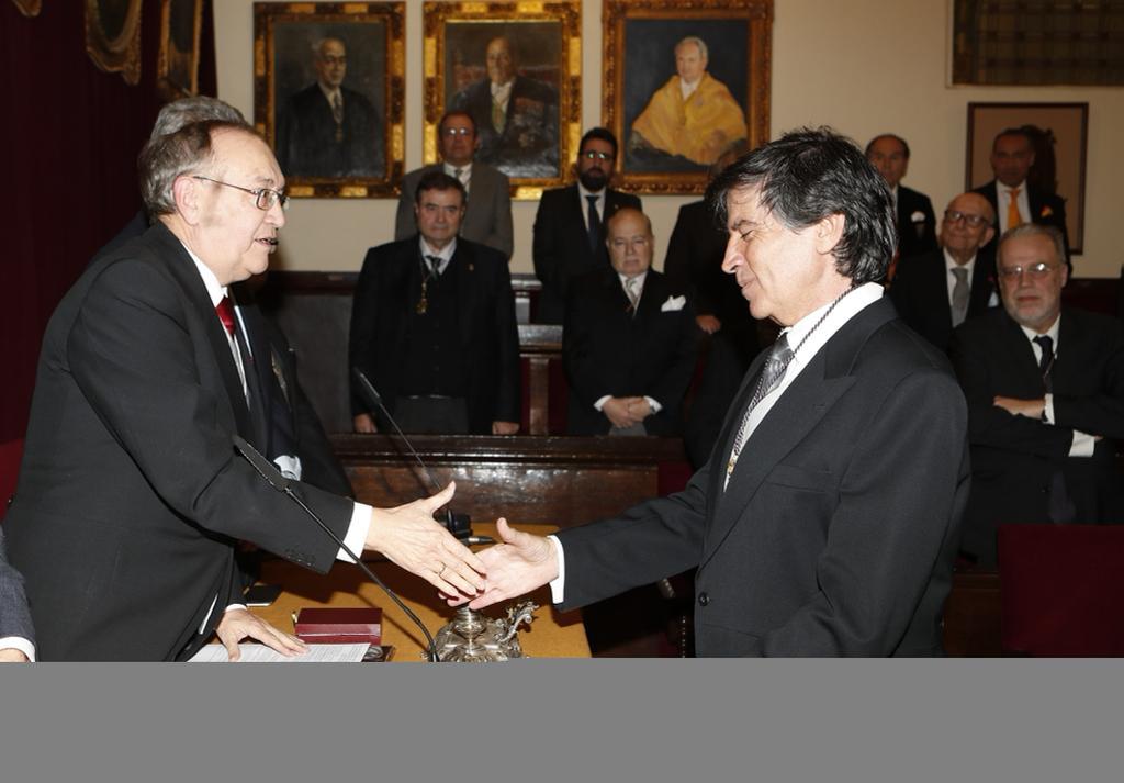 Luis Miguel Tobajas y Carlos López-Otín. Al fondo, observante, Manuel Sarasa.