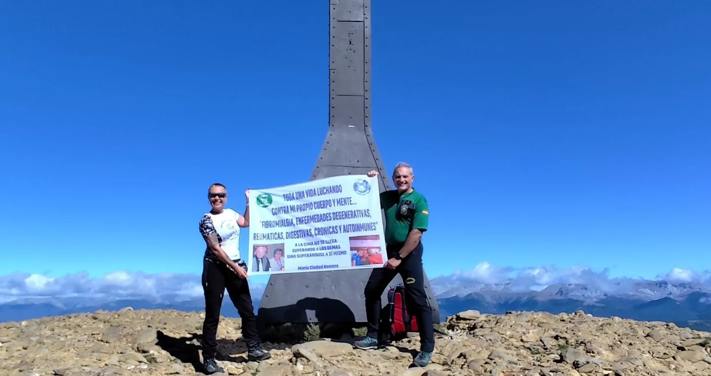 María Ciudad con el Guardia Civil y su reivindicativa pancarta