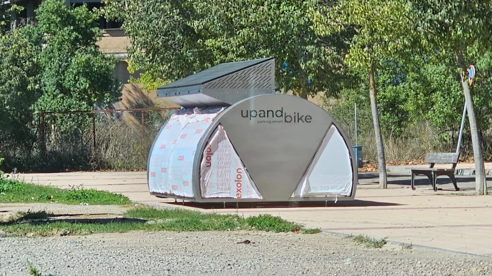 Parking inteligente de bicicletas en la calle Pilar Lorengar confluencia con Avenida Doctor Artero de Huesca