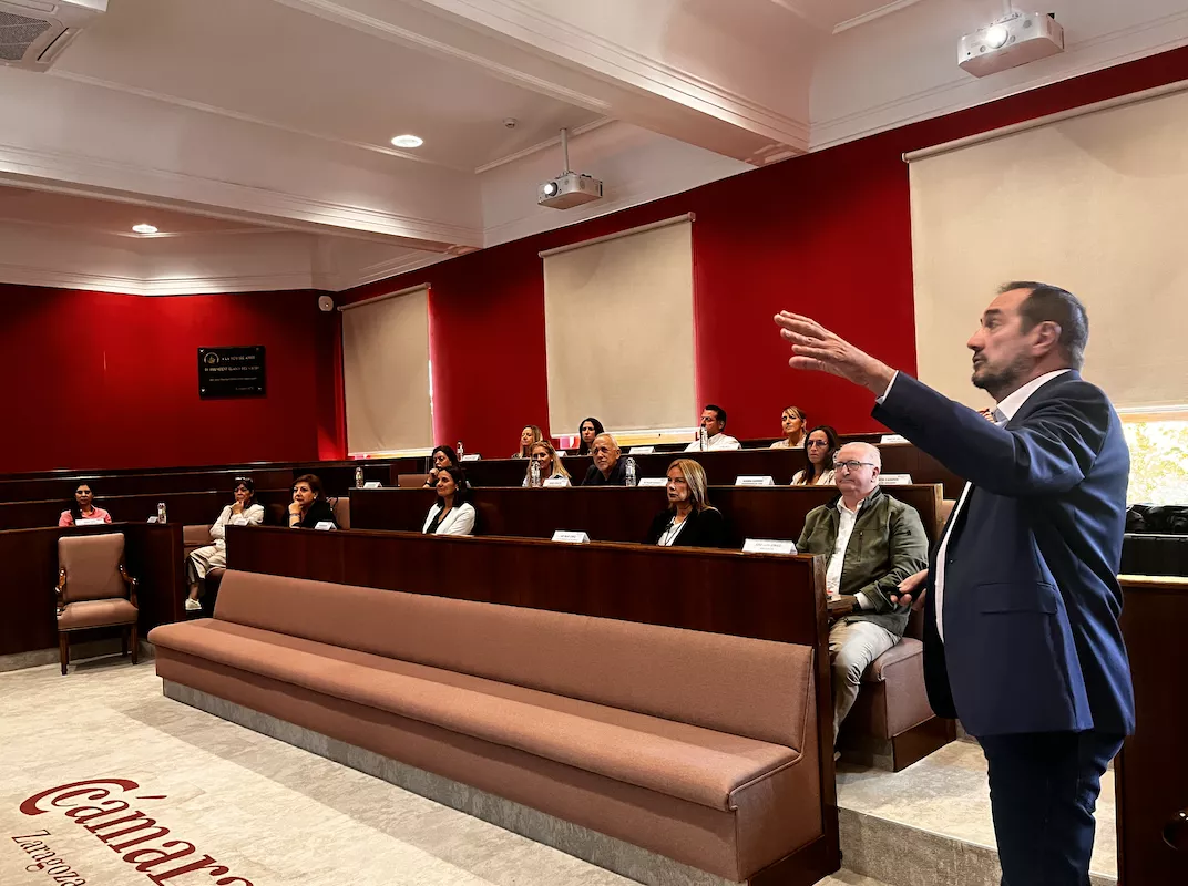 Ismael Olea en su conferencia ante la Asociación de Ferias Aragonesas en Zaragoza