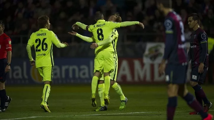 Iniesta celebra el gol que anotó en El Alcoraz el 3 de diciembre de 2014.