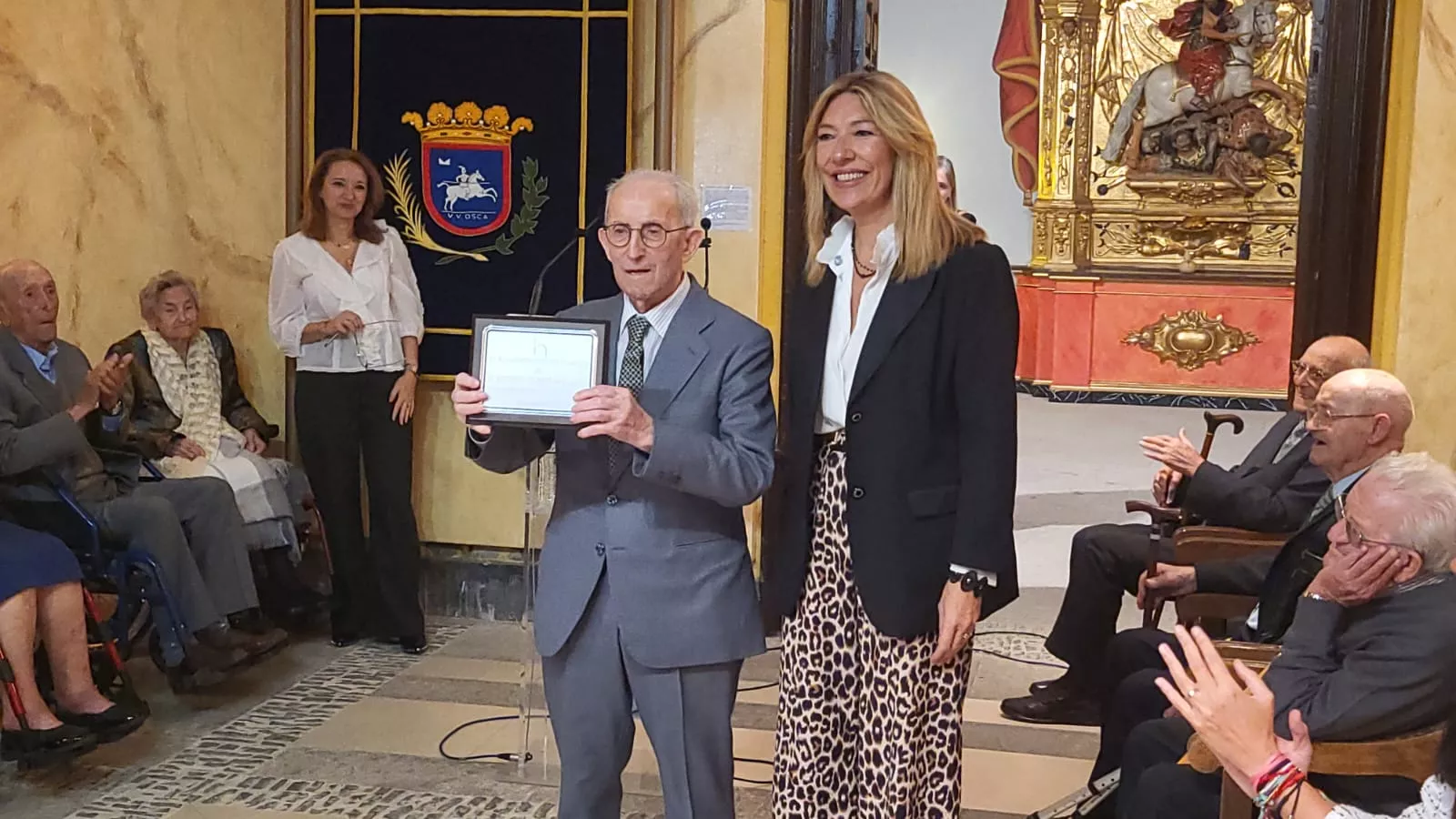 Homenaje del Ayuntamiento de Huesca a los 36 centenarios de la ciudad