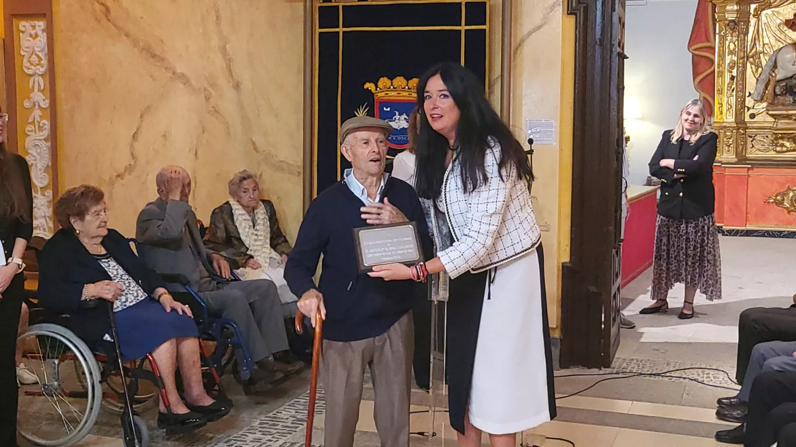 Homenaje del Ayuntamiento de Huesca a los 36 centenarios de la ciudad