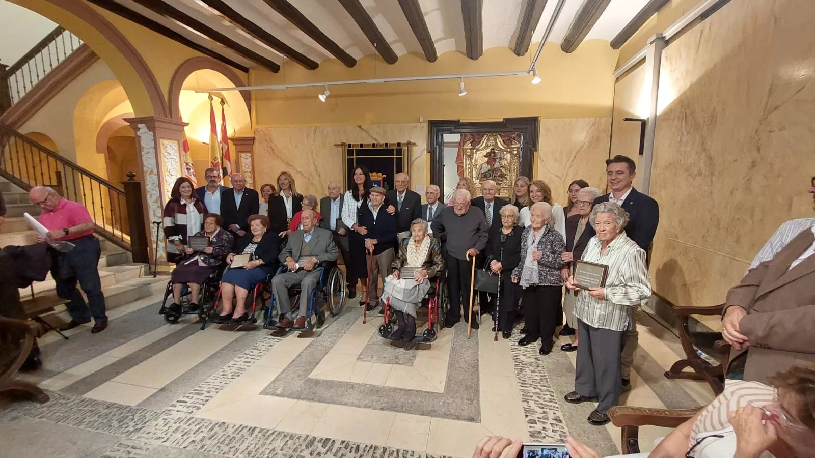 Homenaje del Ayuntamiento de Huesca a los 36 centenarios de la ciudad