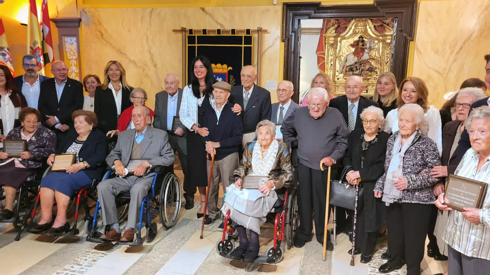 Homenaje del Ayuntamiento de Huesca a los 36 centenarios de la ciudad