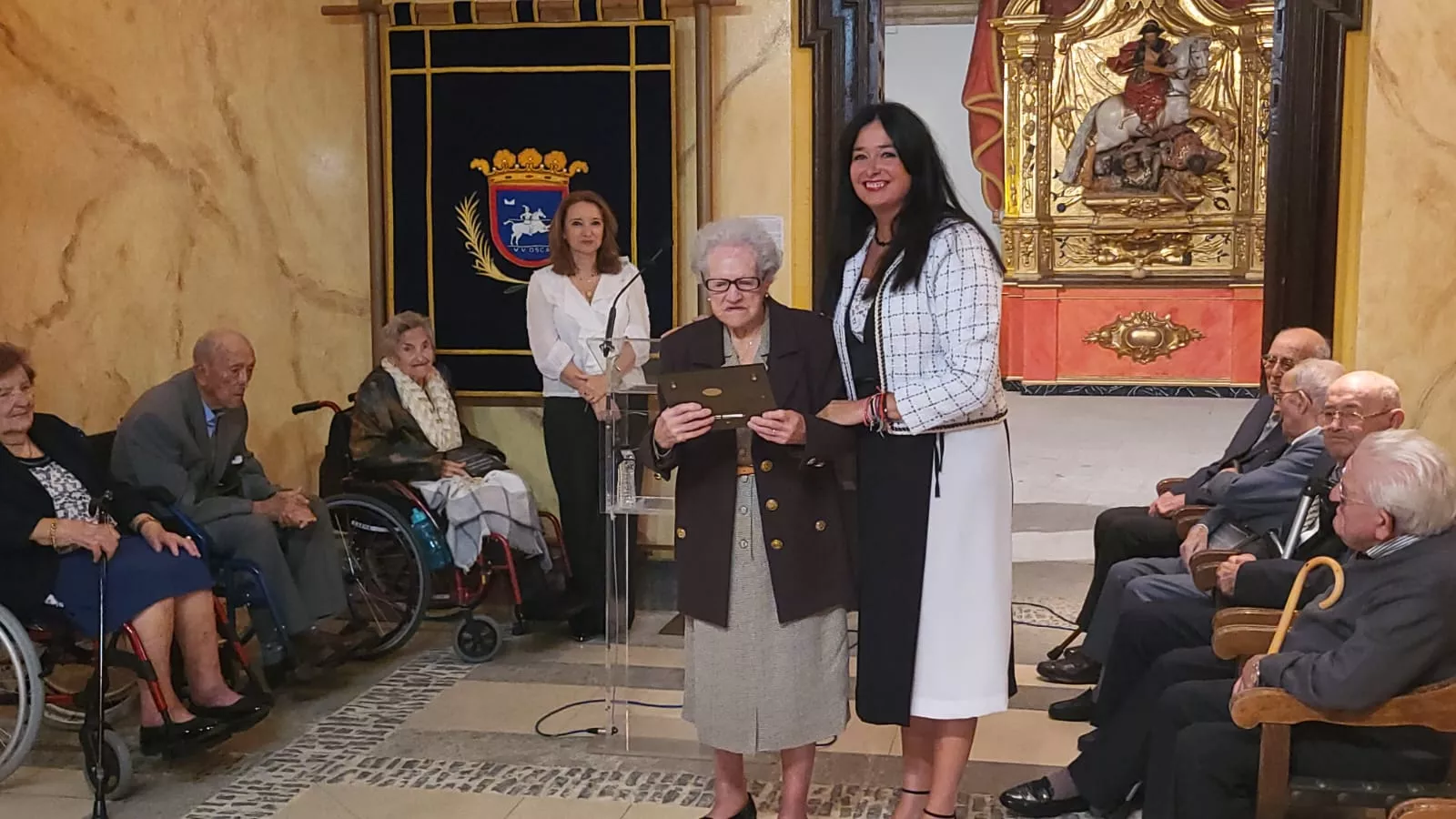 Homenaje del Ayuntamiento de Huesca a los 36 centenarios de la ciudad