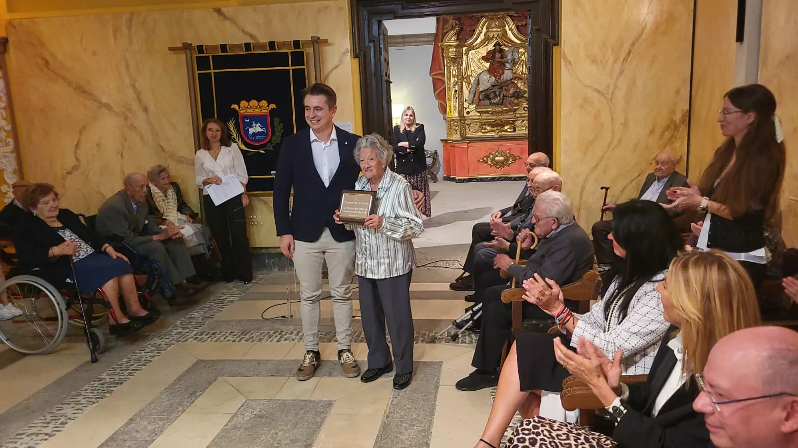 Homenaje del Ayuntamiento de Huesca a los 36 centenarios de la ciudad