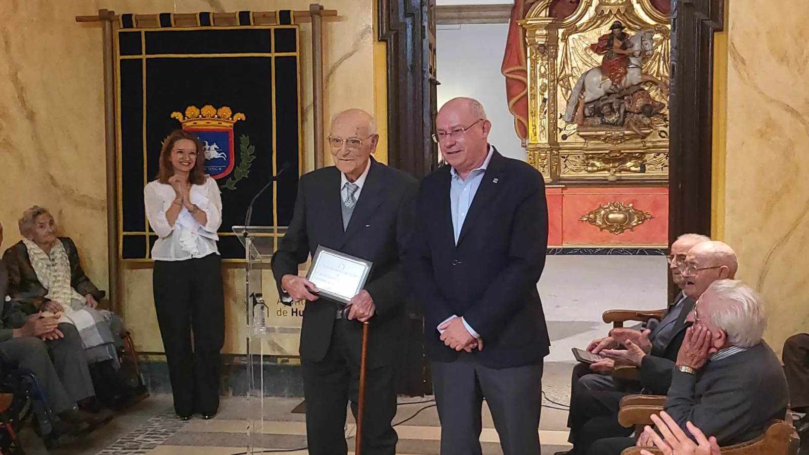 Homenaje del Ayuntamiento de Huesca a los 36 centenarios de la ciudad