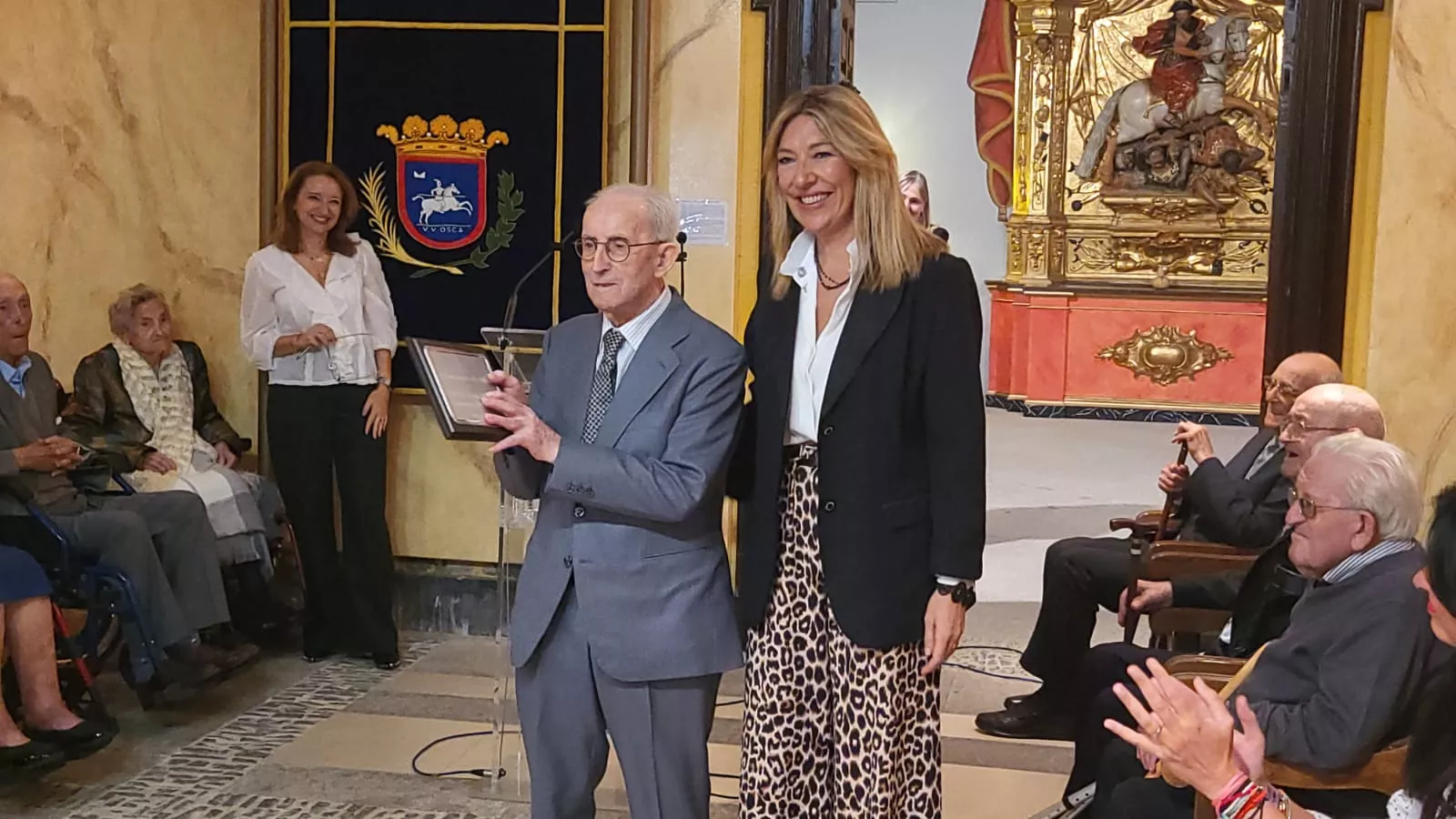 Homenaje del Ayuntamiento de Huesca a los 36 centenarios de la ciudad