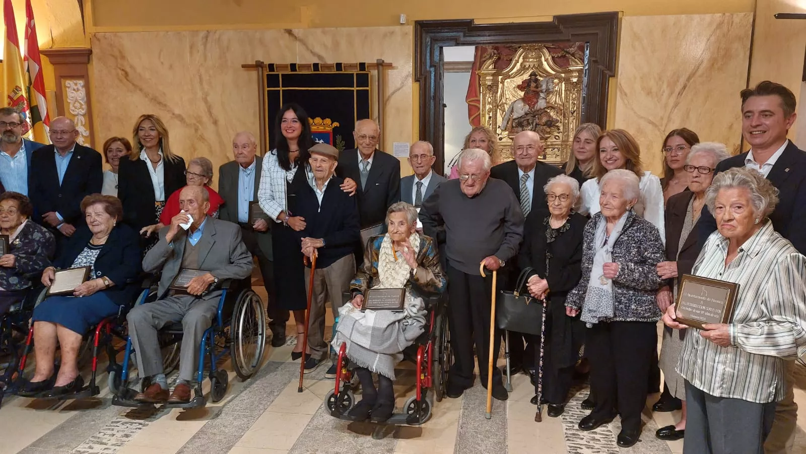 Homenaje del Ayuntamiento de Huesca a los 36 centenarios de la ciudad