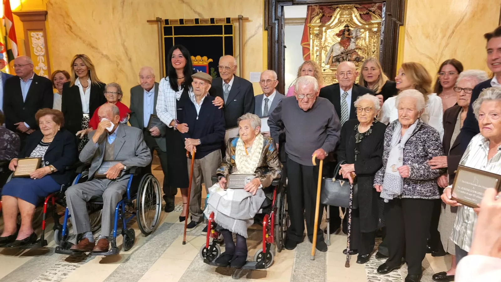Homenaje del Ayuntamiento de Huesca a los 36 centenarios de la ciudad