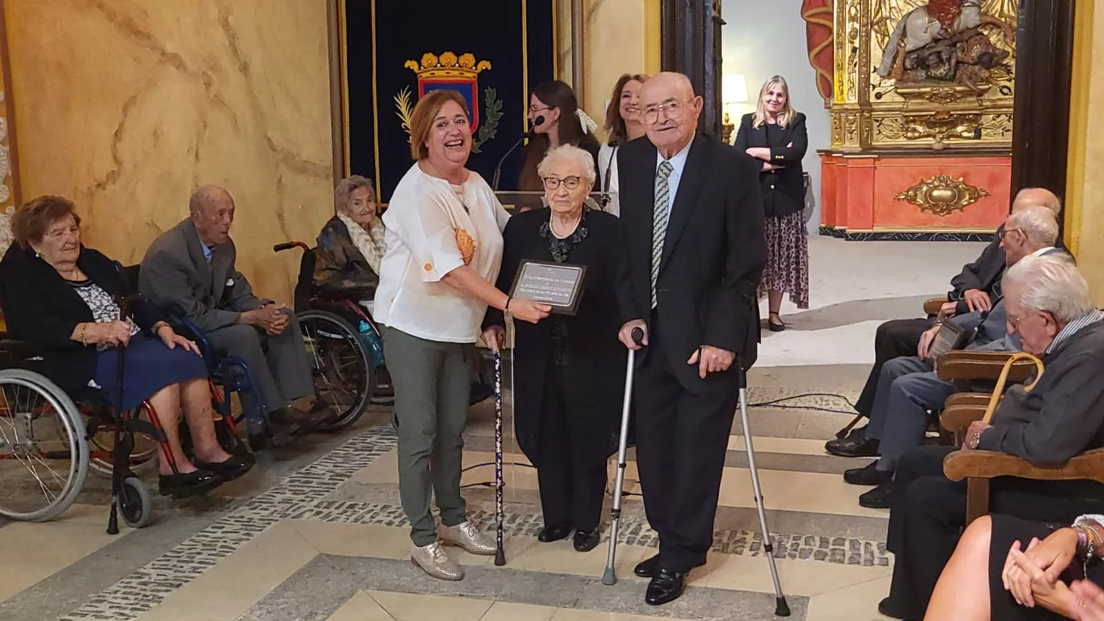 Homenaje del Ayuntamiento de Huesca a los 36 centenarios de la ciudad