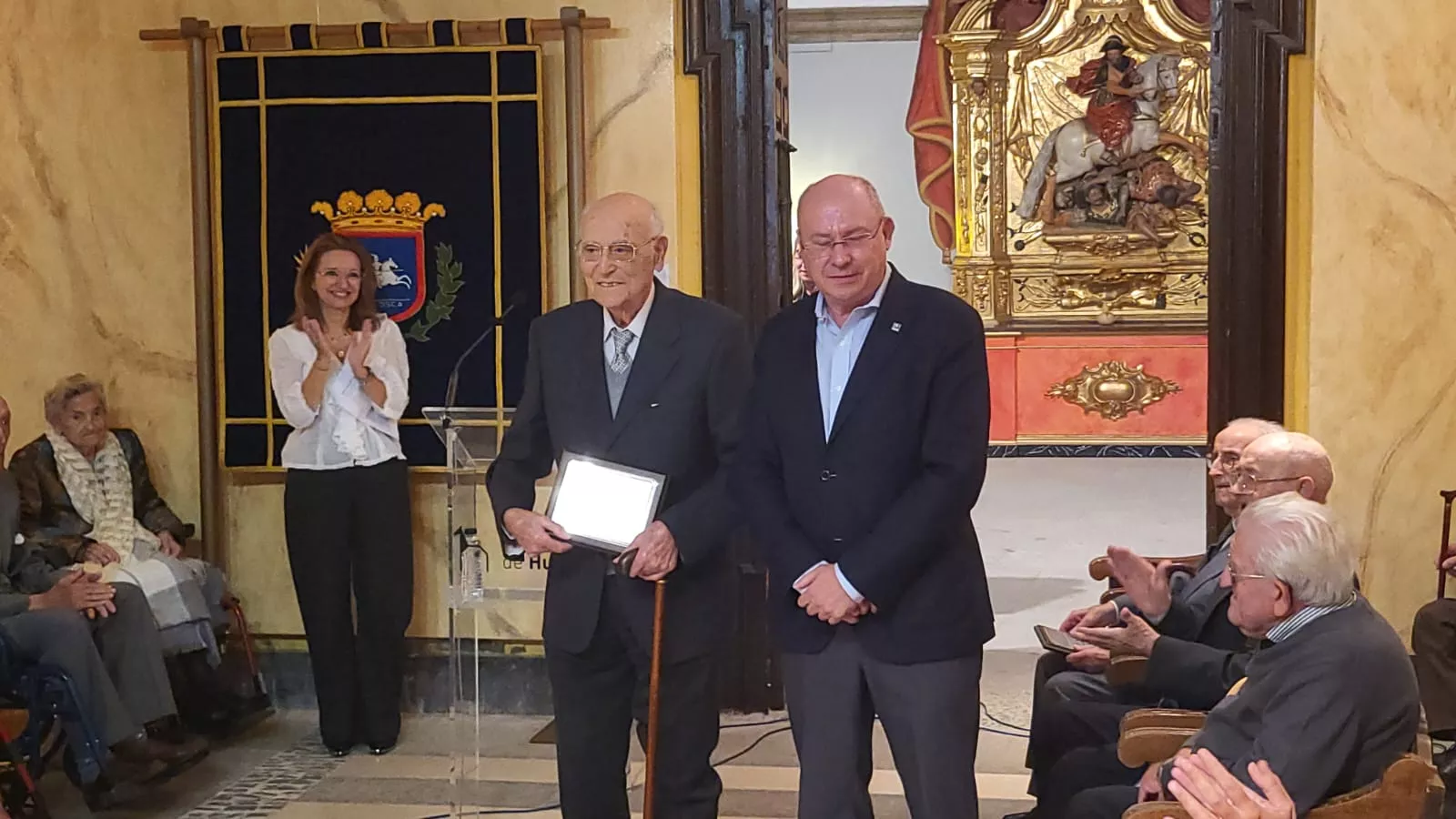 Homenaje del Ayuntamiento de Huesca a los 36 centenarios de la ciudad