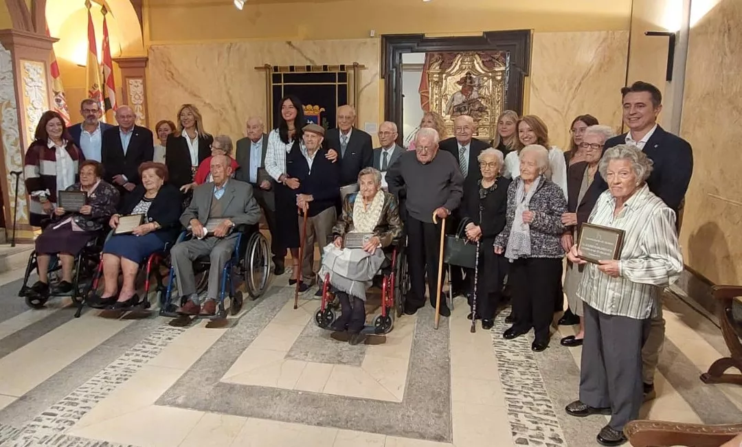 Los homenajeados con autoridades presentes en el Ayuntamiento