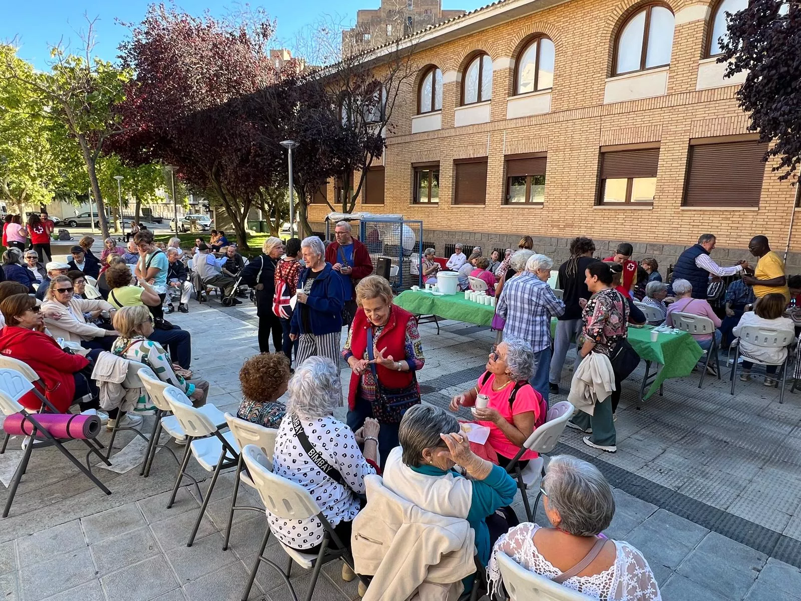 Encuentro de usuarias y usuarios de Cruz Roja en Huesca en el Día Internacional de las Personas Mayores.