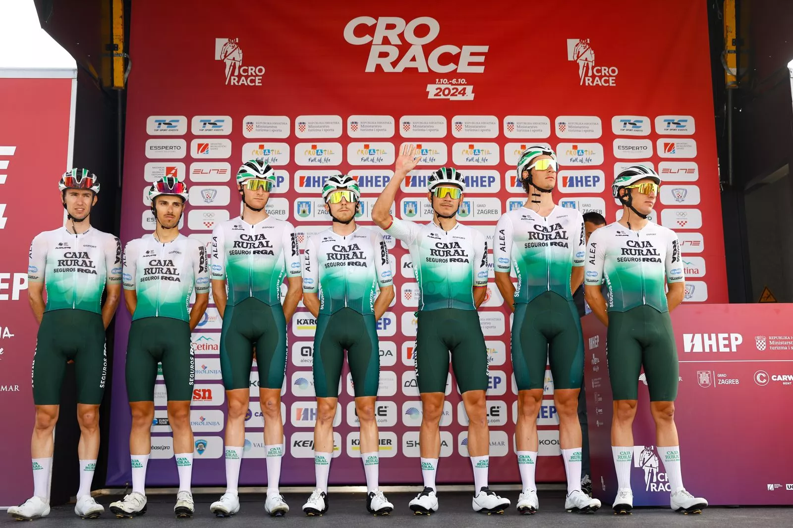 Barceló, a la derecha antes de comenzar la etapa de la Cro Race. Foto: X @SprintCycling