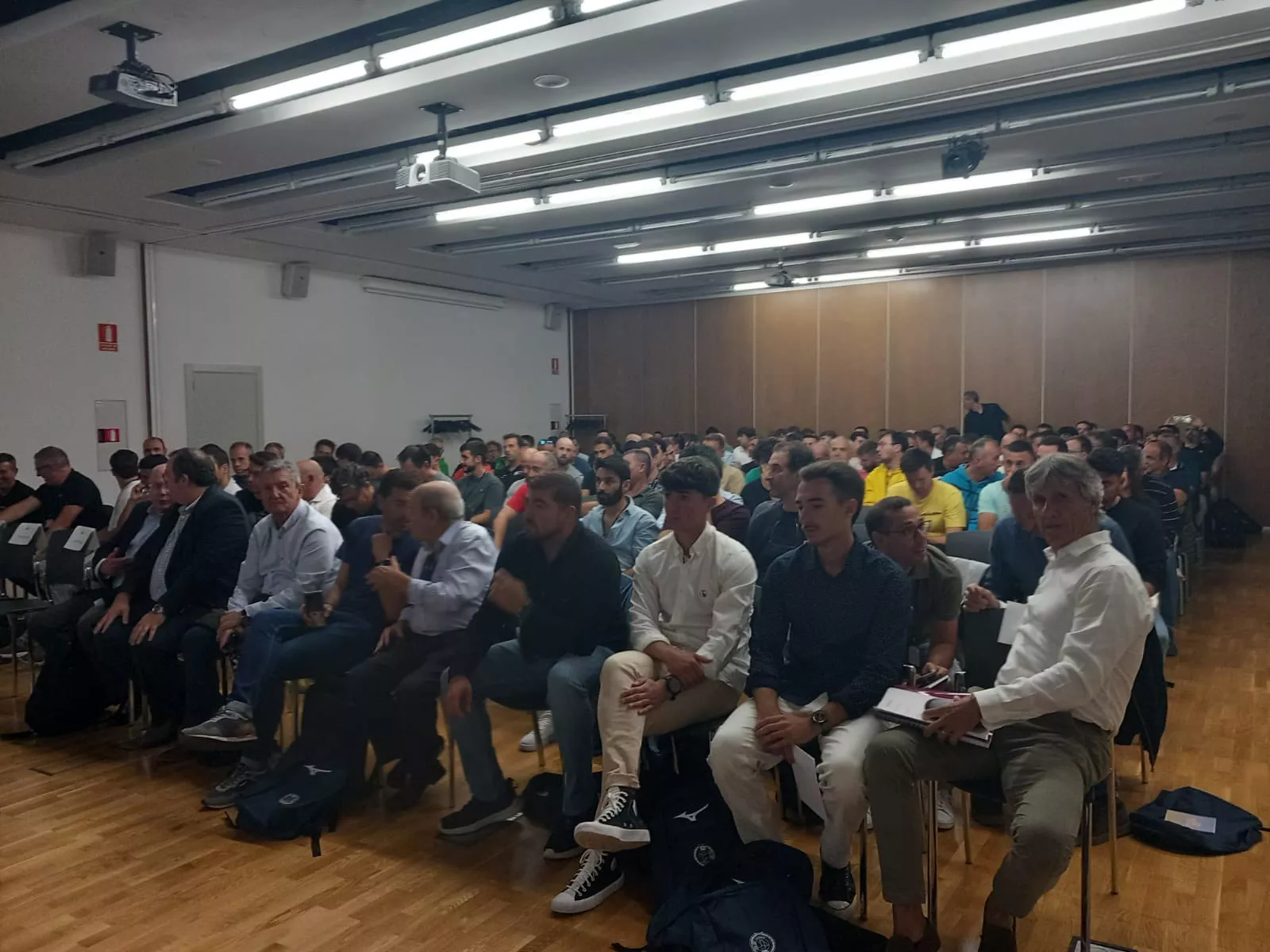 Aspecto de la sala del Palacio de Congresos, completamente abarrotada. Éxito en la jornada de formación del CAEF con 150 asistentes. Foto: X Utebo FC