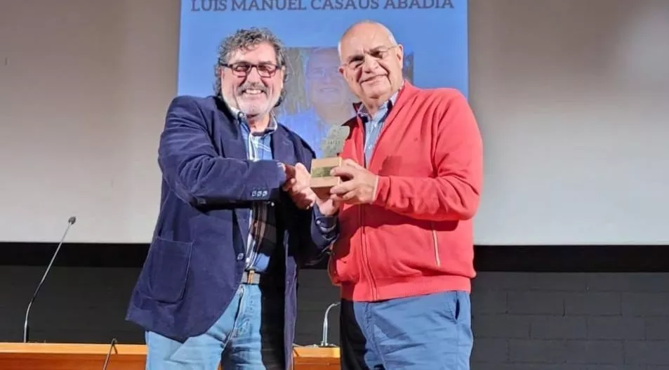 Luis Casáus, a la derecha, reconocido por la Federación Aragonesa de Grupos de Teatro Aficionado.
