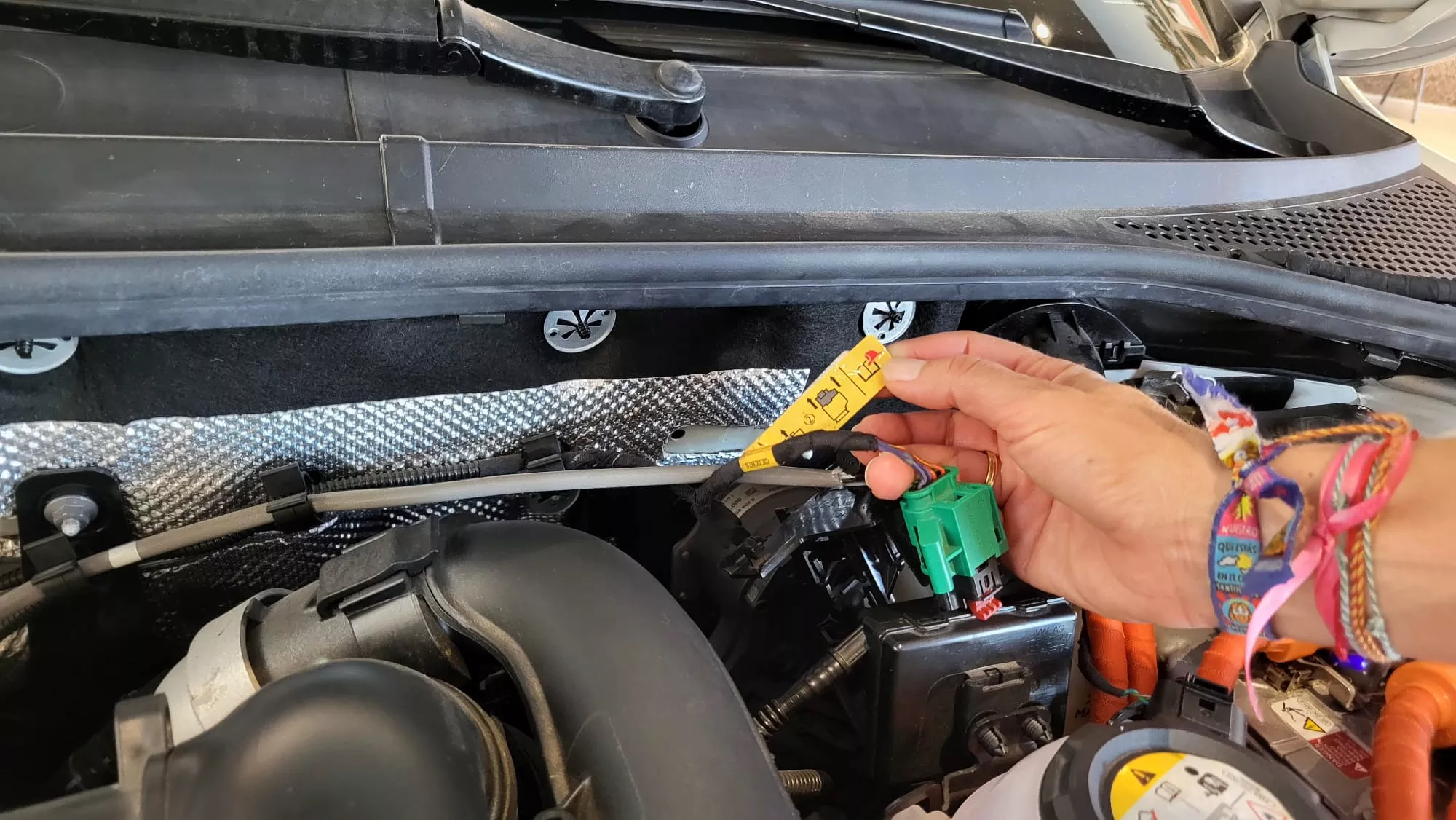 Formación de Bomberos de Huesca sobre coches eléctricos en Automóviles Cabrero