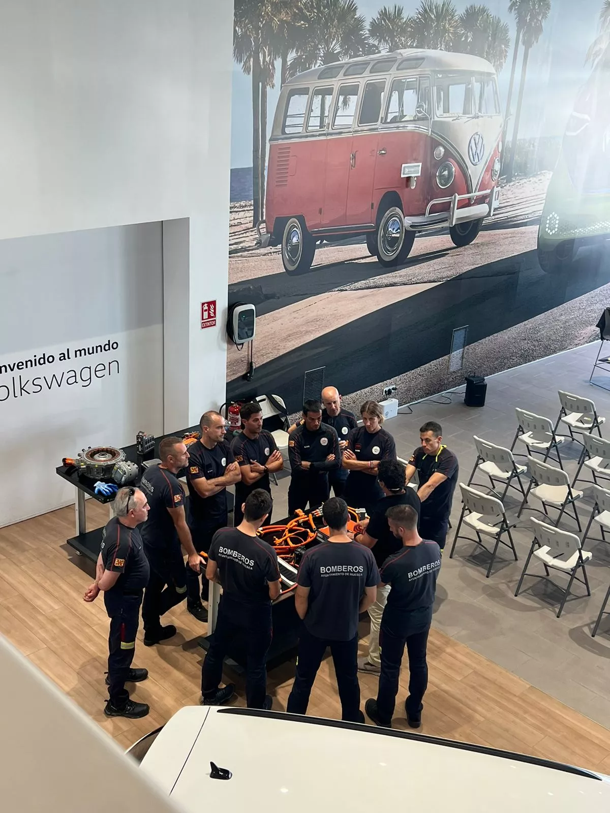Formación de Bomberos de Huesca sobre coches eléctricos en Automóviles Cabrero