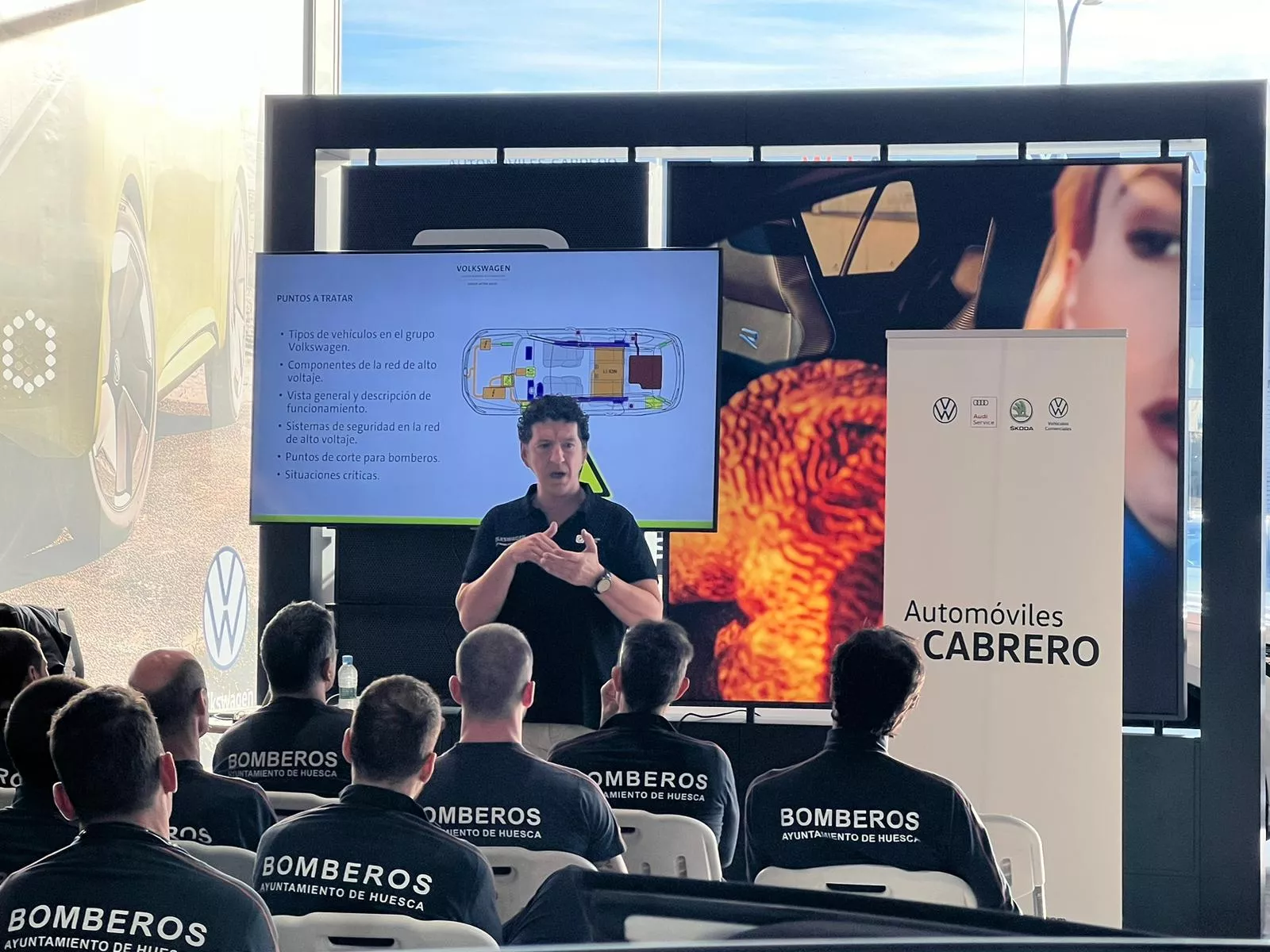 Formación de Bomberos de Huesca sobre coches eléctricos en Automóviles Cabrero