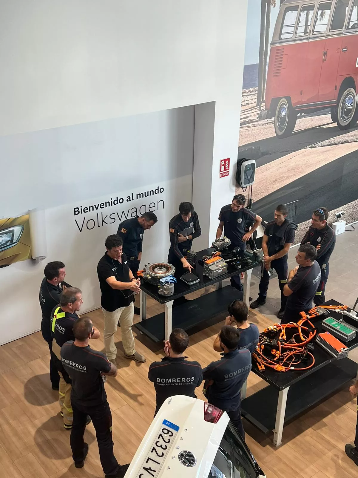 Formación de Bomberos de Huesca sobre coches eléctricos en Automóviles Cabrero