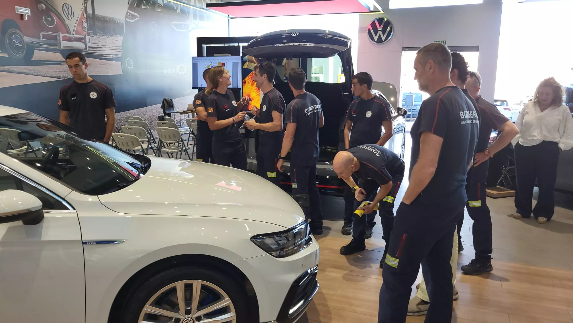 Formación de Bomberos de Huesca sobre coches eléctricos en Automóviles Cabrero
