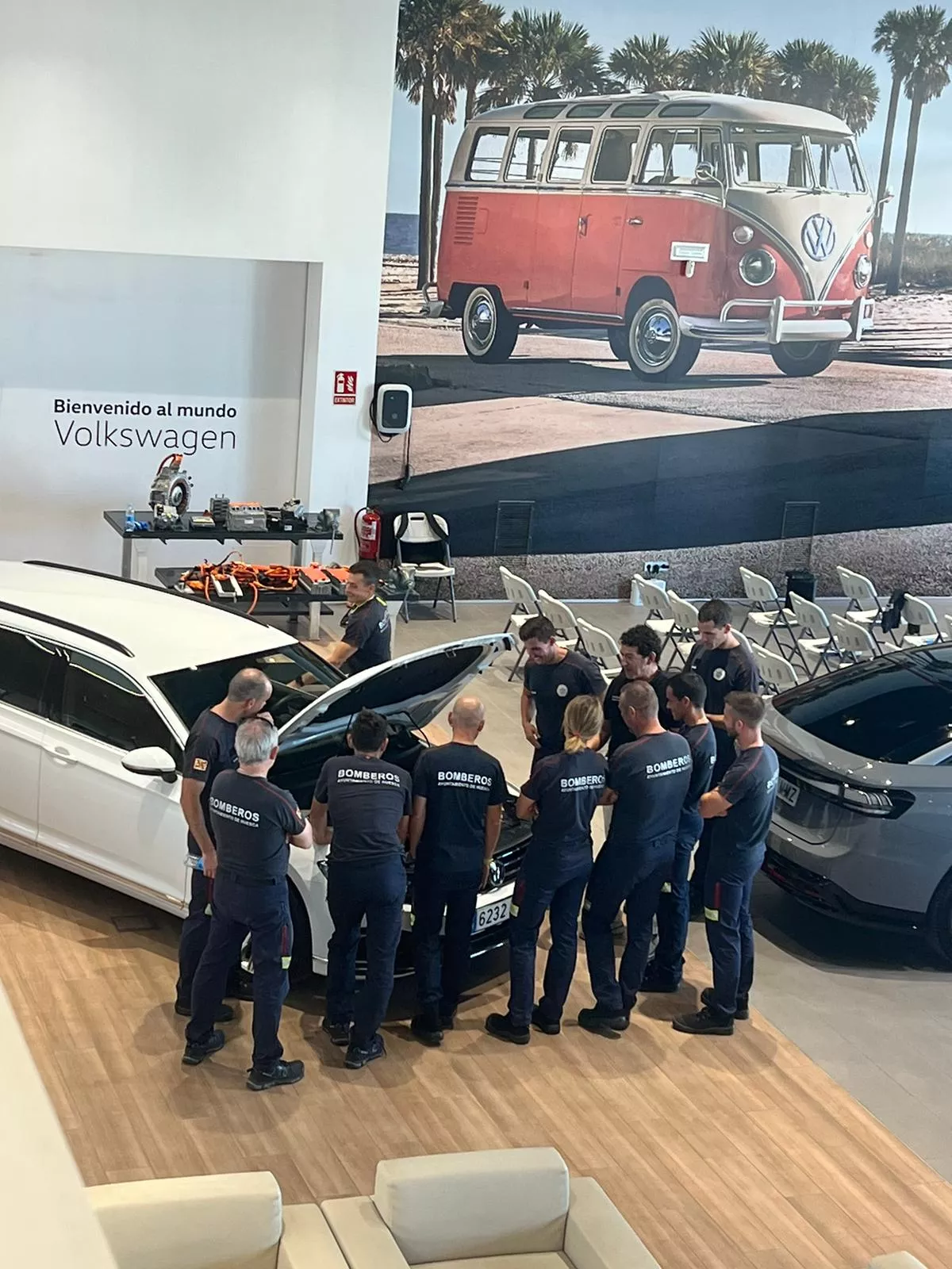Formación de Bomberos de Huesca sobre coches eléctricos en Automóviles Cabrero