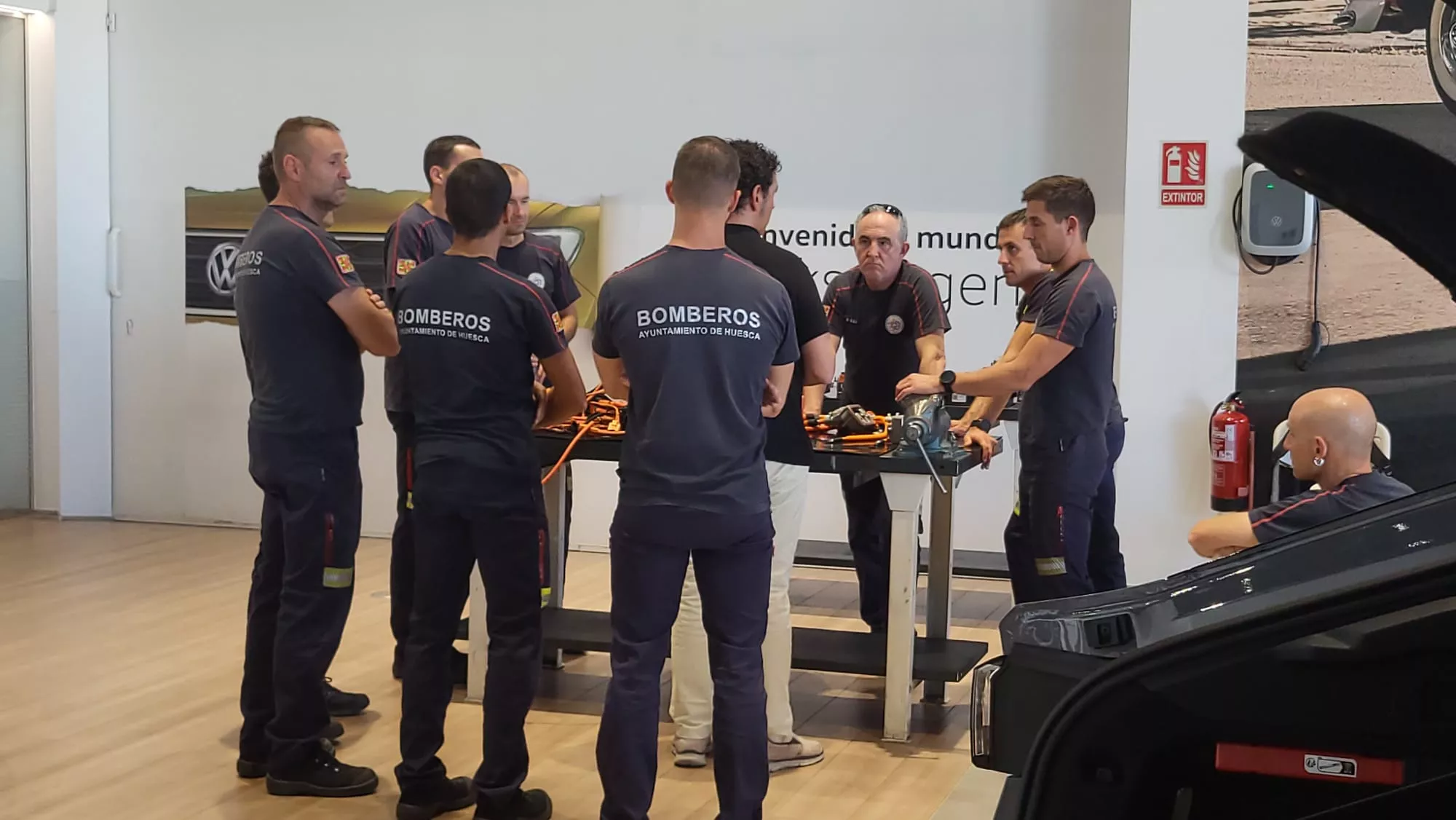 Formación de Bomberos de Huesca sobre coches eléctricos en Automóviles Cabrero