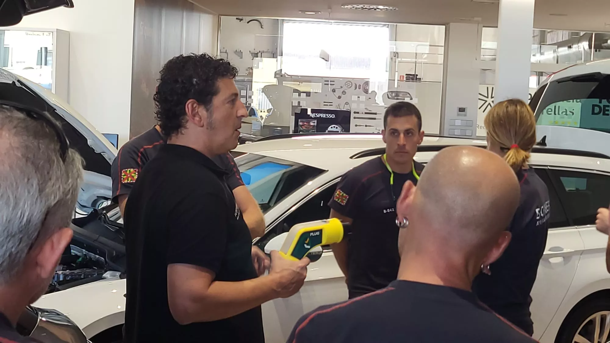 Formación de Bomberos de Huesca sobre coches eléctricos en Automóviles Cabrero