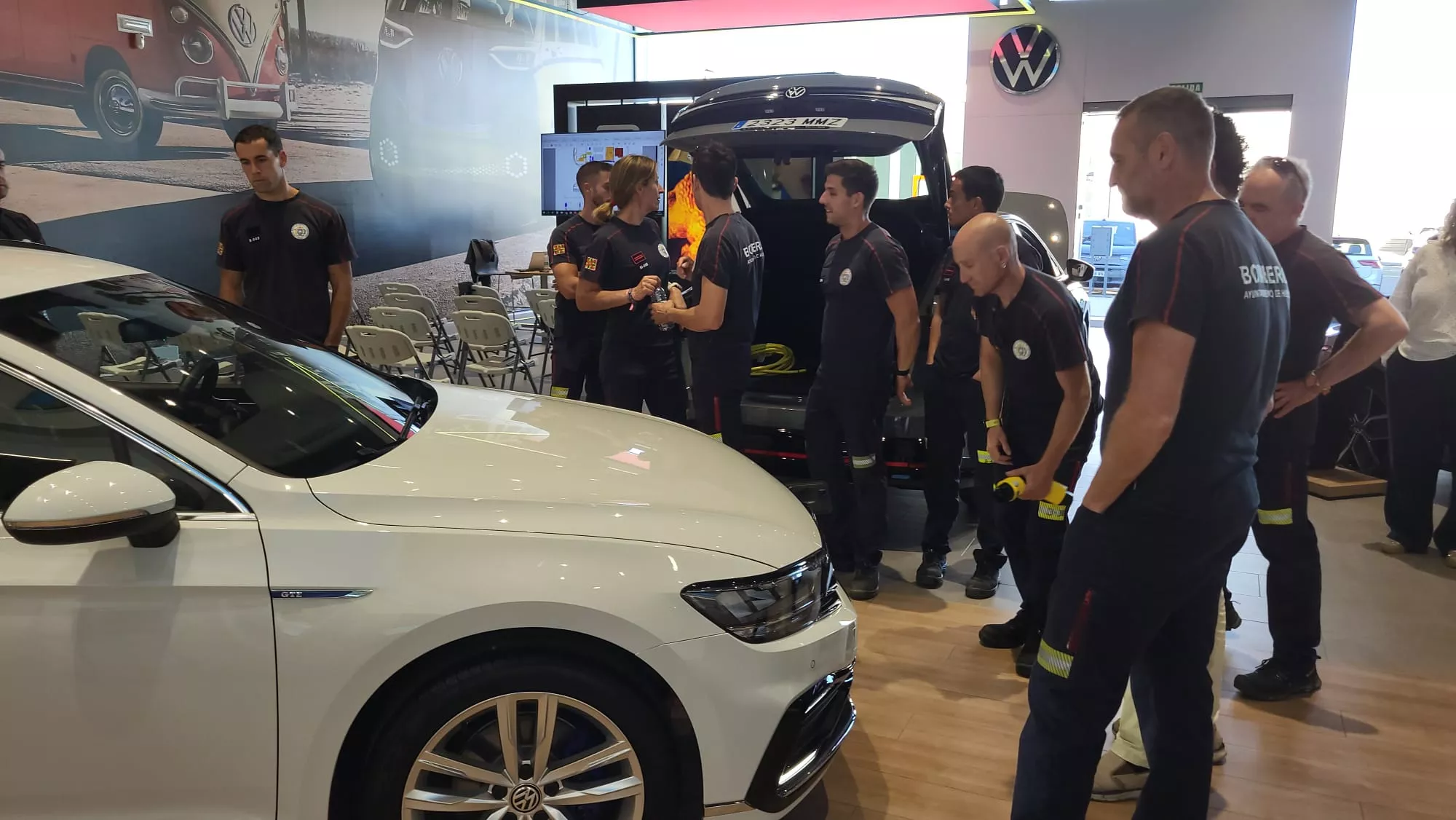 Formación de Bomberos de Huesca sobre coches eléctricos en Automóviles Cabrero