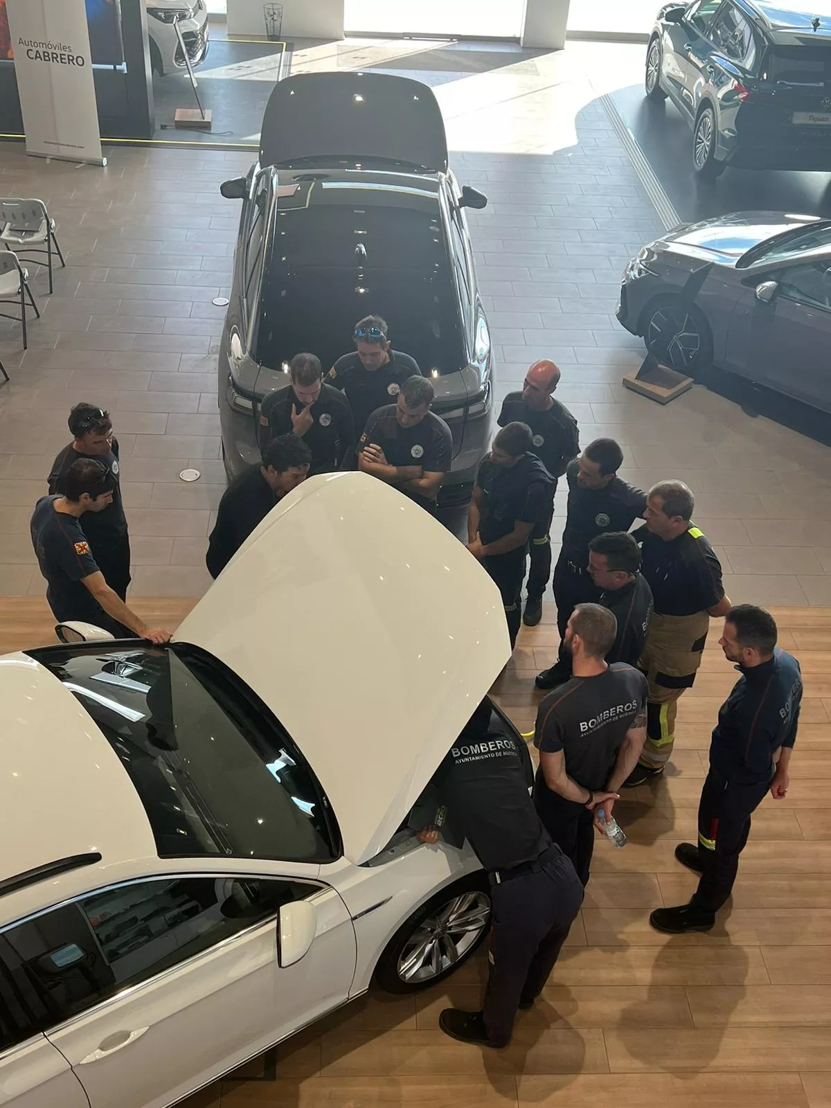 Formación de Bomberos de Huesca sobre coches eléctricos en Automóviles Cabrero