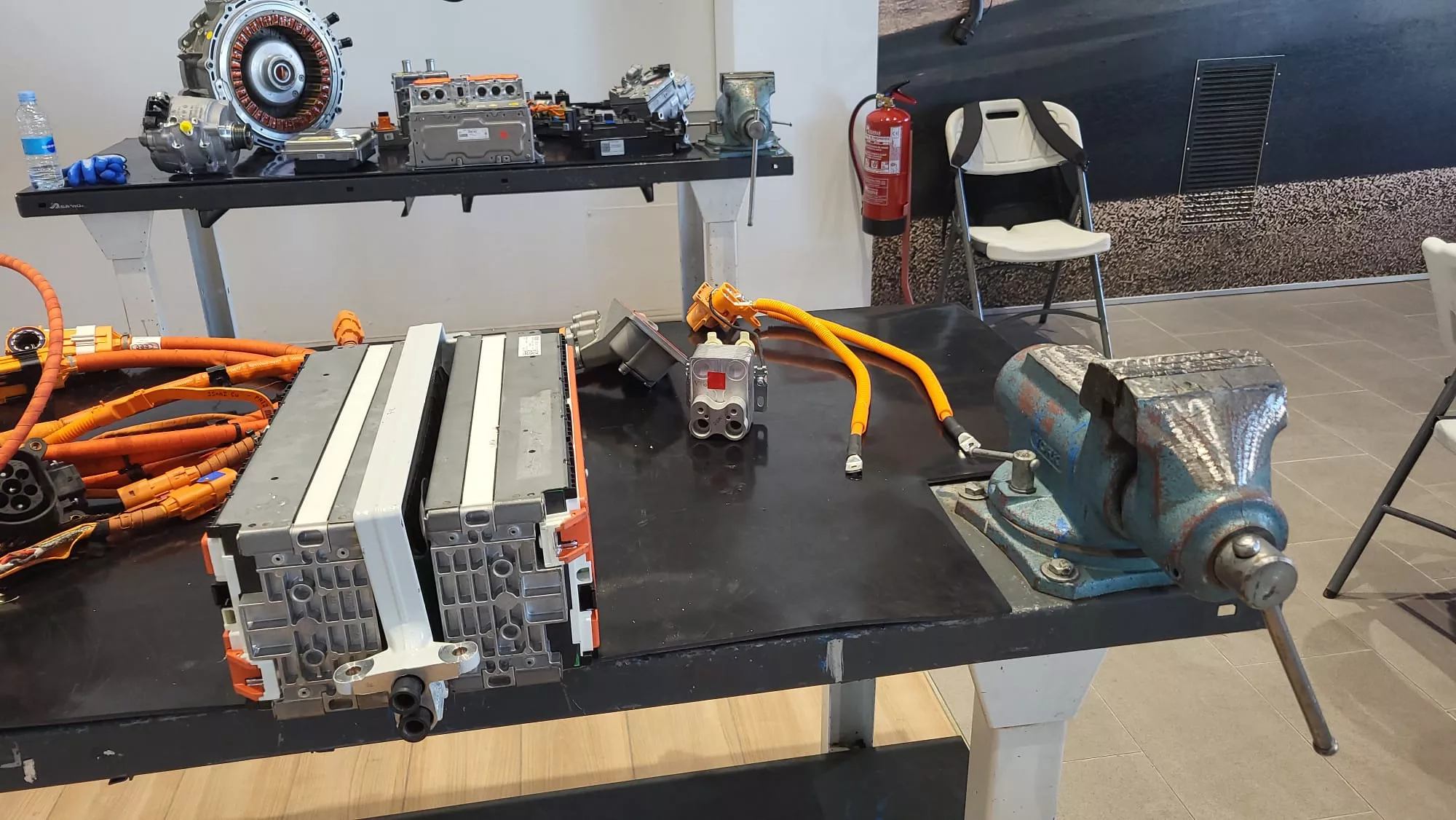 Formación de Bomberos de Huesca sobre coches eléctricos en Automóviles Cabrero