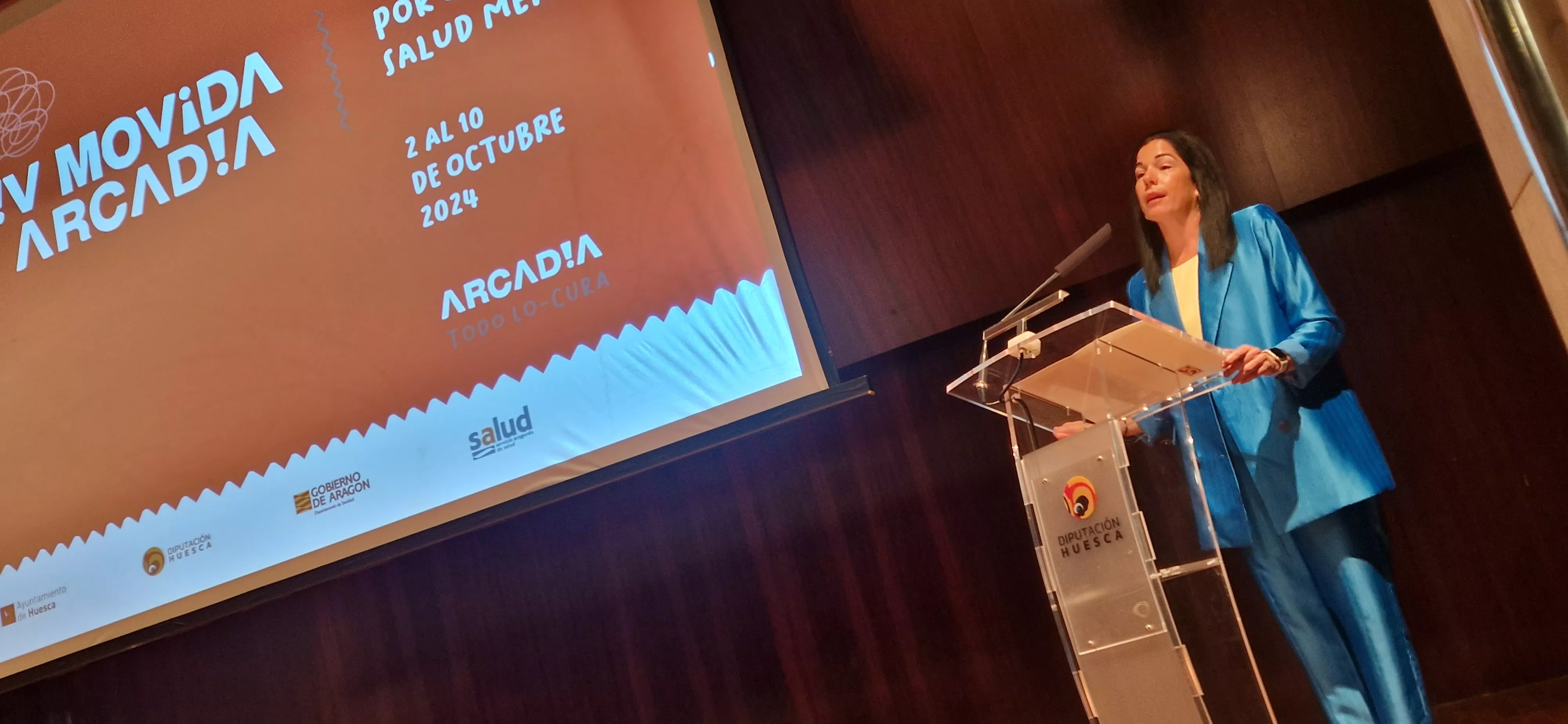 La diputada de Servicios Sociales, Lola Ibort, dirigiendo unas palabras al público