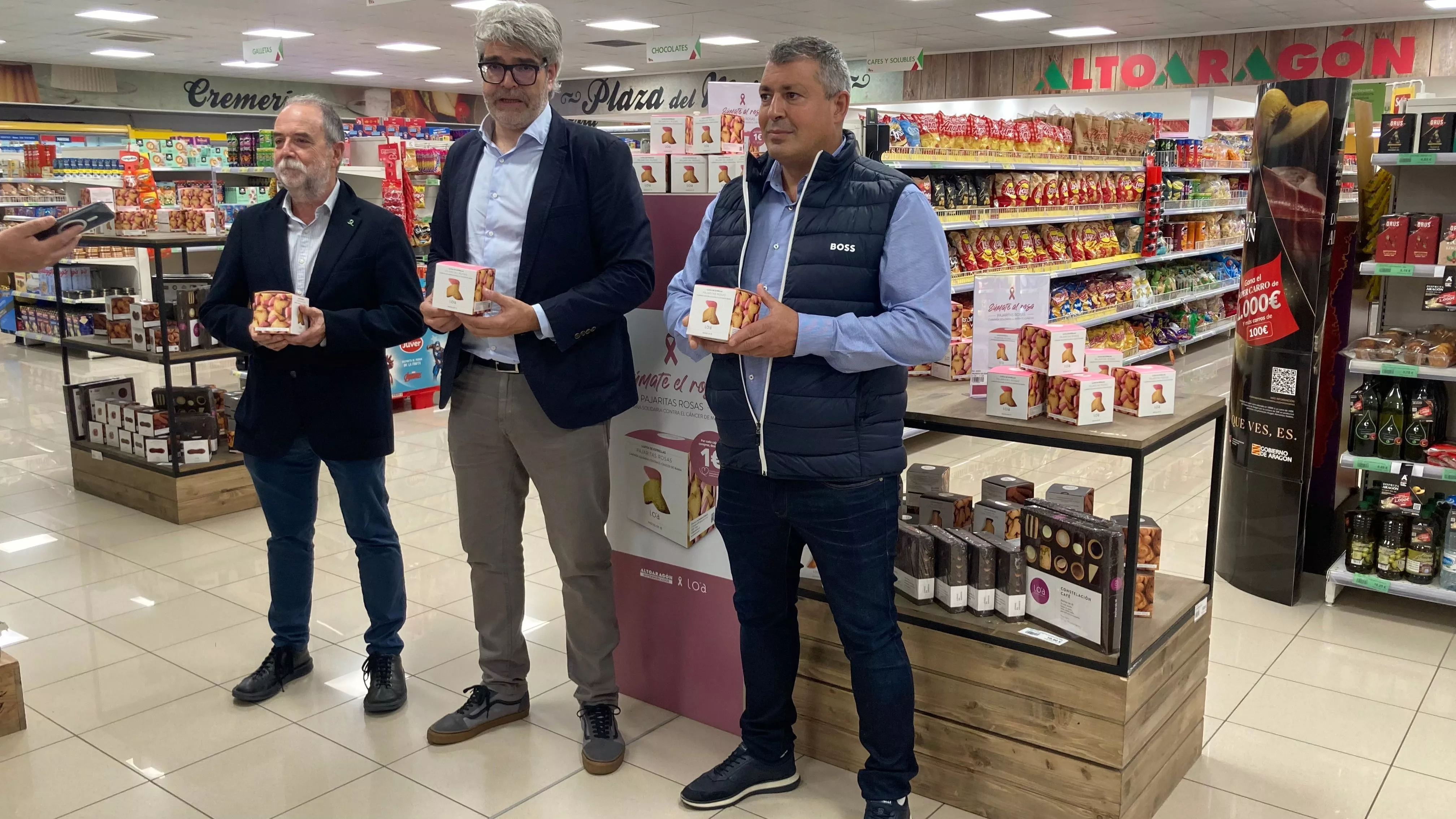 José Manuel Ramón y Cajal, Agustín Cabrero y Pedro José Sánchez, en la presentación de Supermercados Altoaragón y LOA a beneficio de AECC